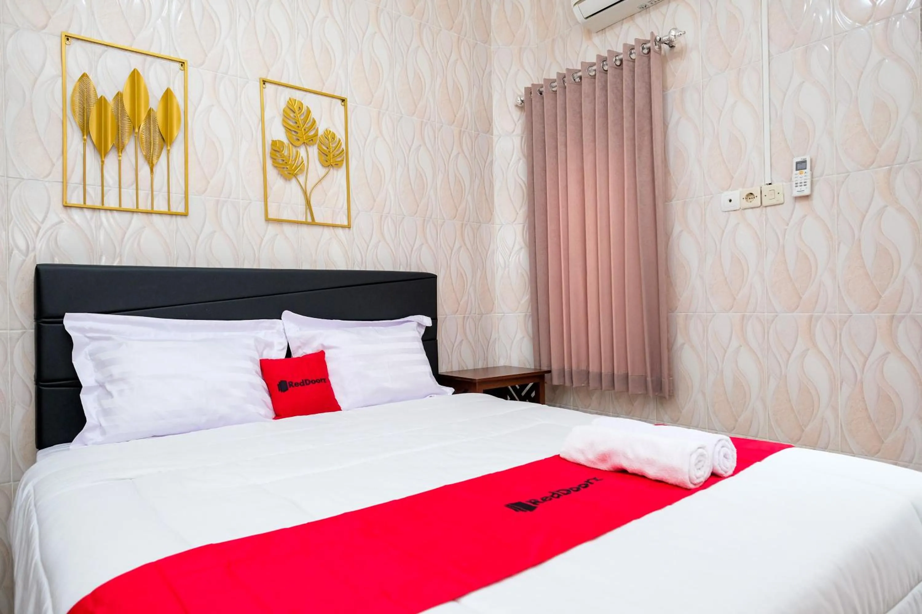 Bedroom, Bed in RedDoorz Syariah near Stasiun Gubeng 2