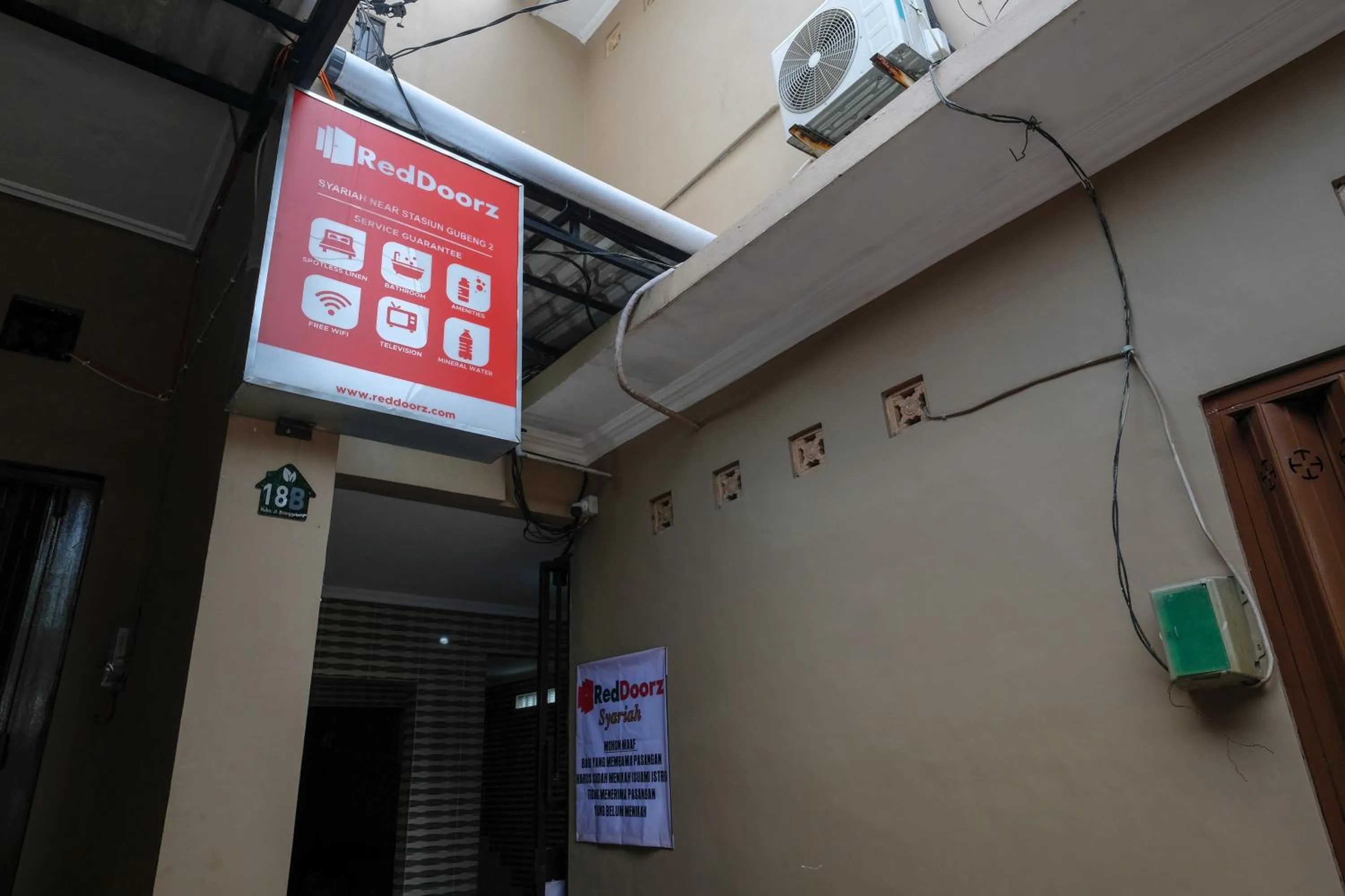 Property logo or sign in RedDoorz Syariah near Stasiun Gubeng 2