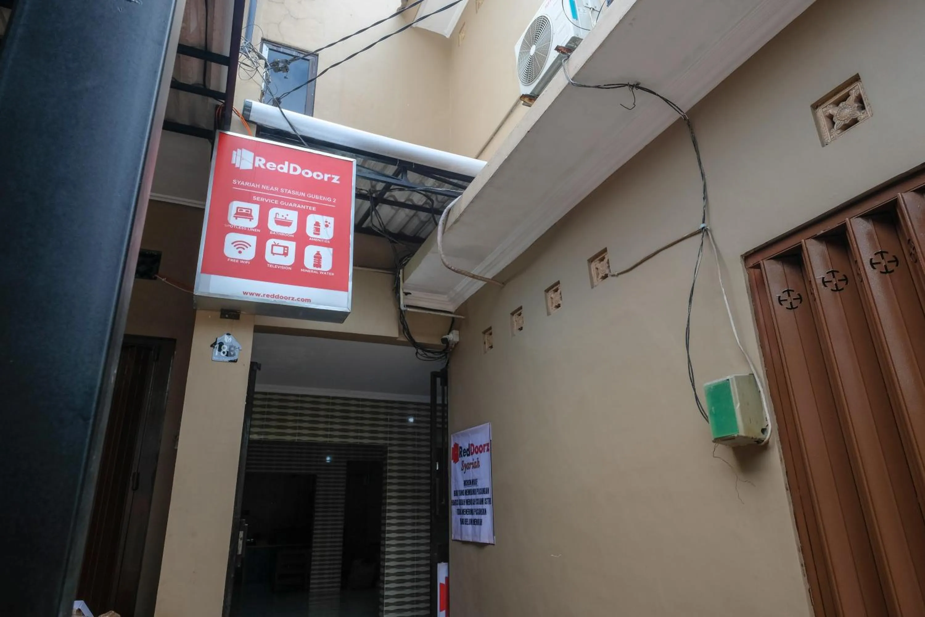 Property logo or sign in RedDoorz Syariah near Stasiun Gubeng 2