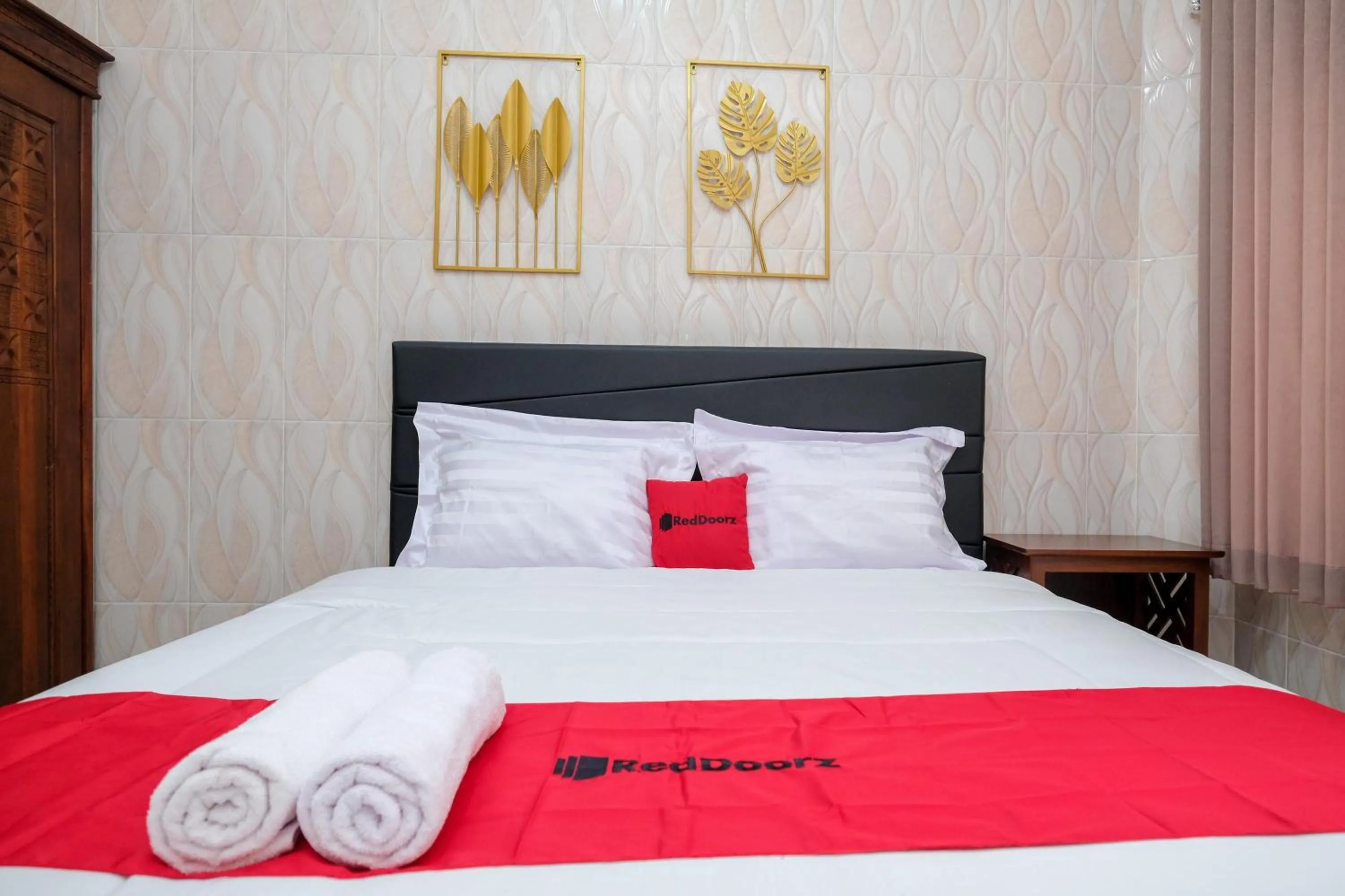 Bedroom, Bed in RedDoorz Syariah near Stasiun Gubeng 2