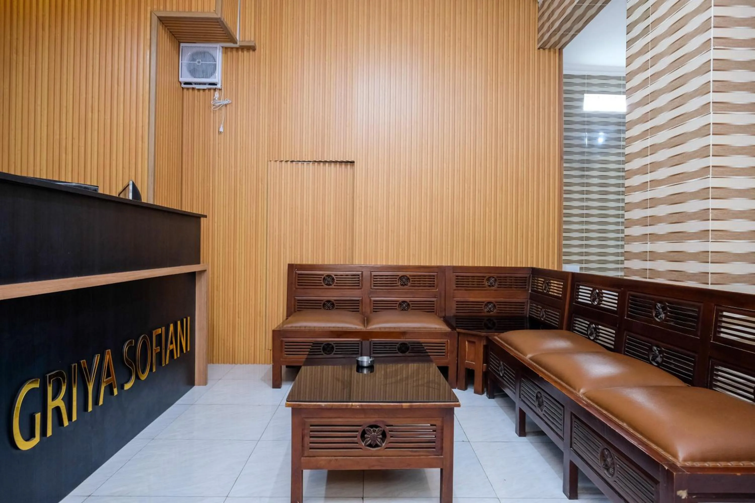 Lobby or reception in RedDoorz Syariah near Stasiun Gubeng 2