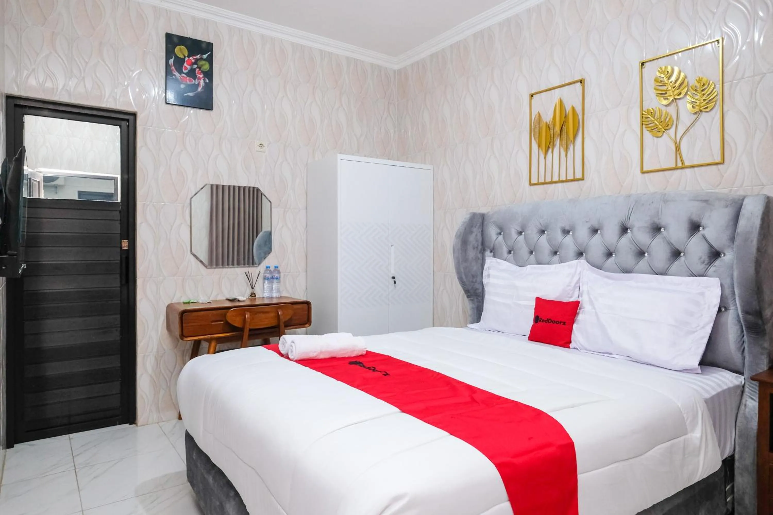 Bedroom, Bed in RedDoorz Syariah near Stasiun Gubeng 2