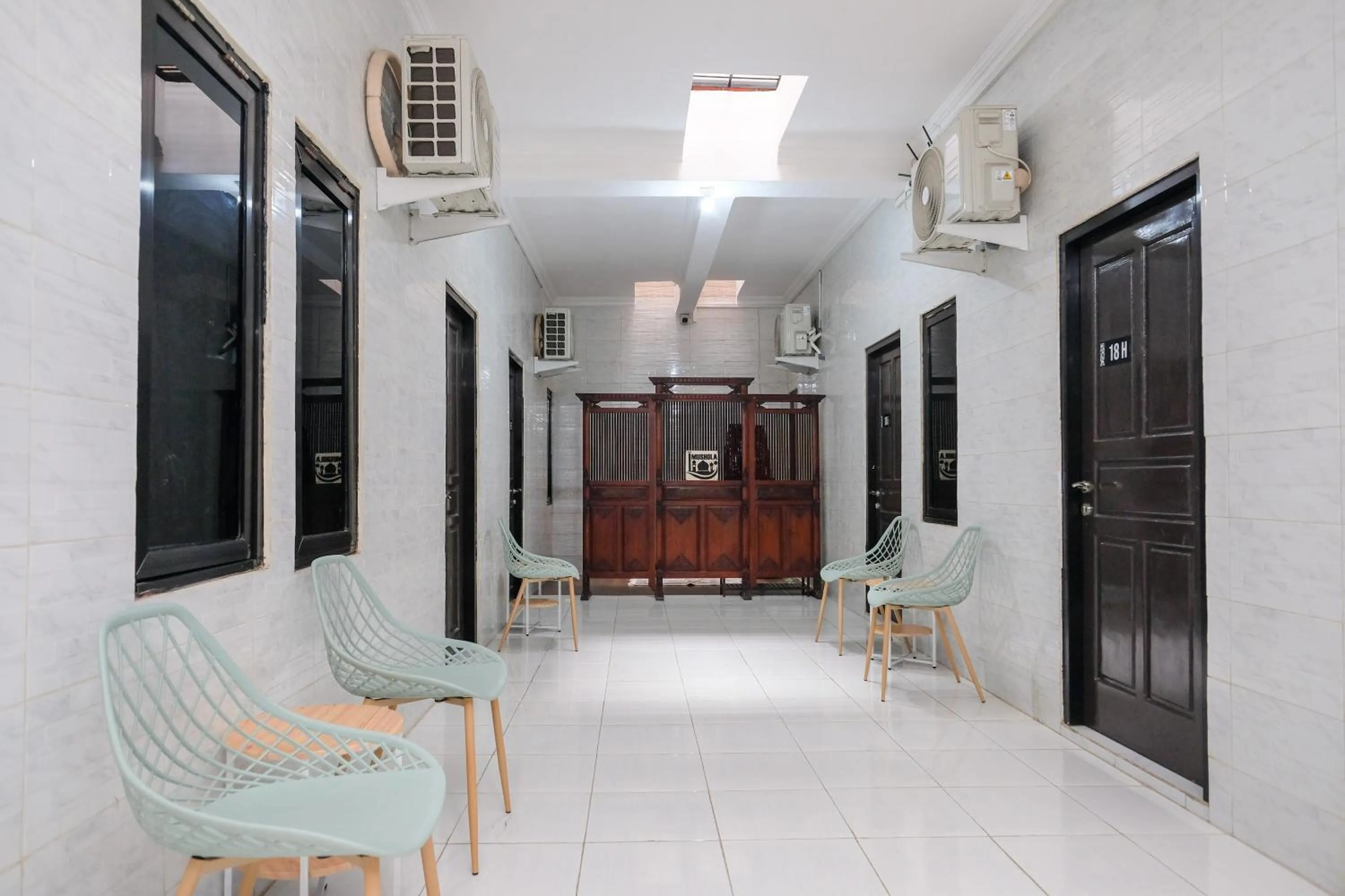 Seating area in RedDoorz Syariah near Stasiun Gubeng 2