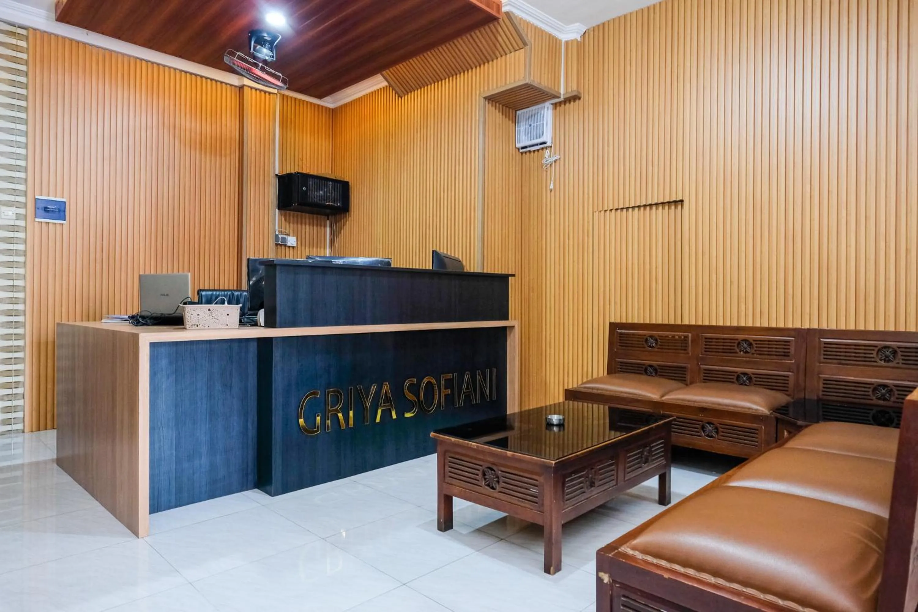 Lobby or reception in RedDoorz Syariah near Stasiun Gubeng 2