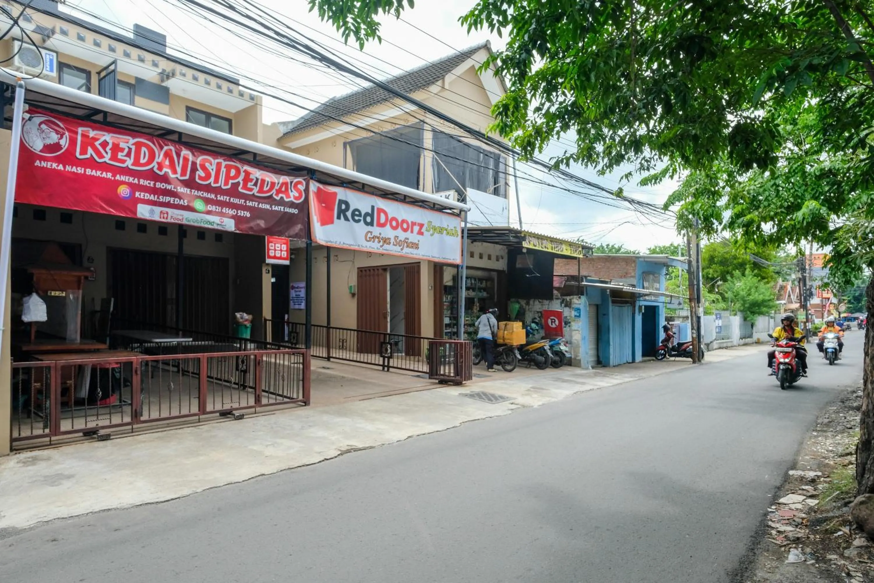 Facade/entrance in RedDoorz Syariah near Stasiun Gubeng 2