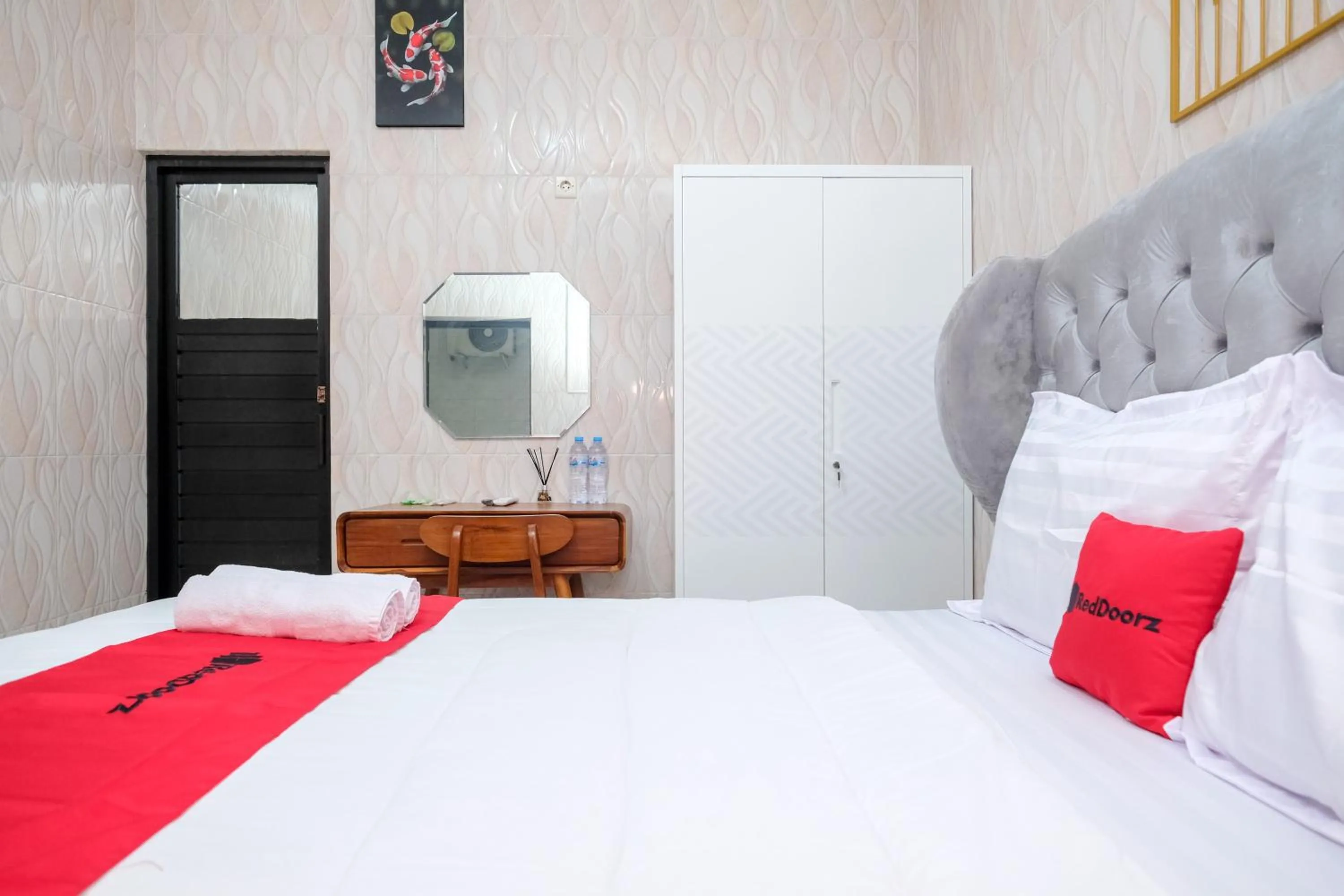 Bedroom, Bed in RedDoorz Syariah near Stasiun Gubeng 2