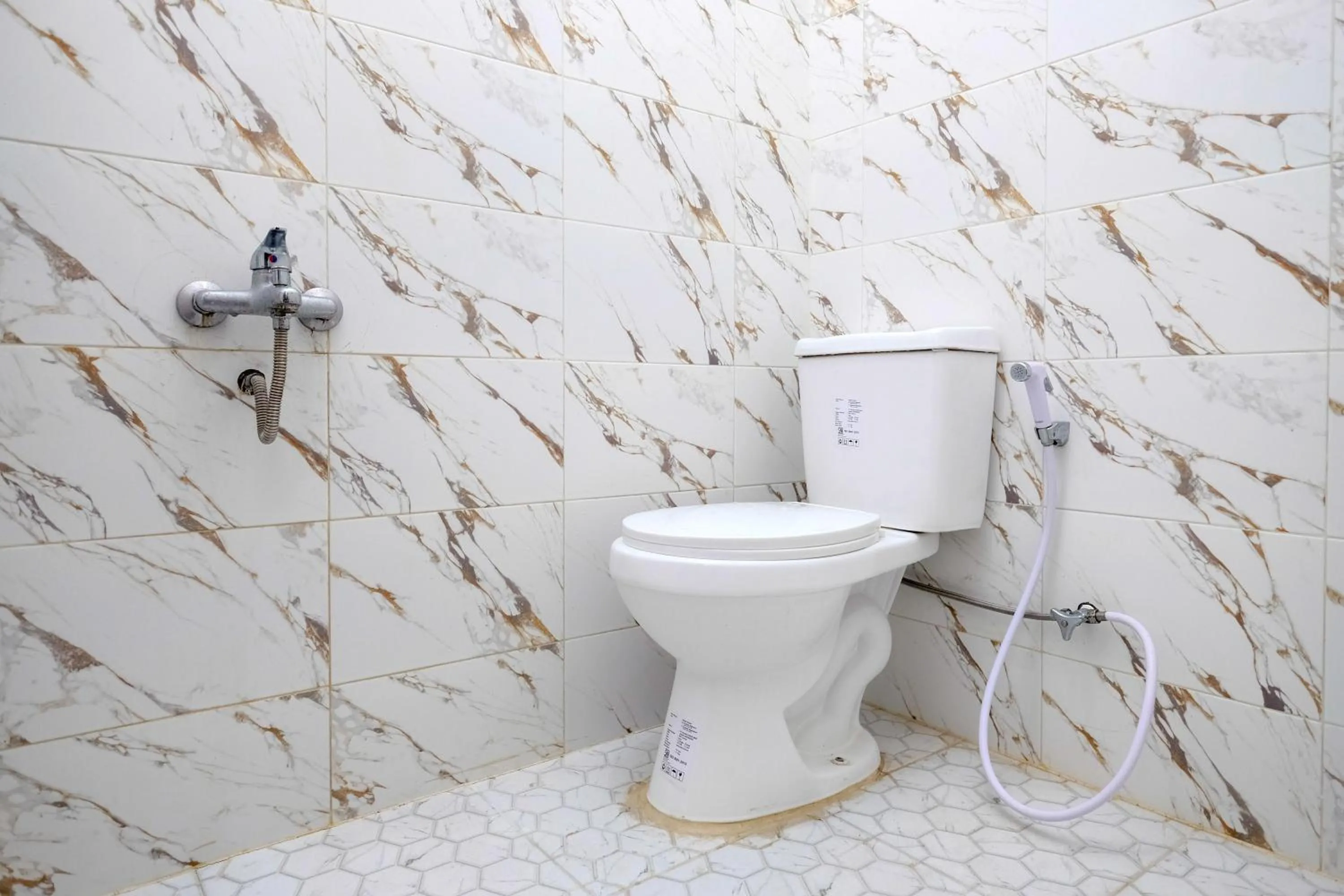 Bathroom in RedDoorz Syariah near Stasiun Gubeng 2
