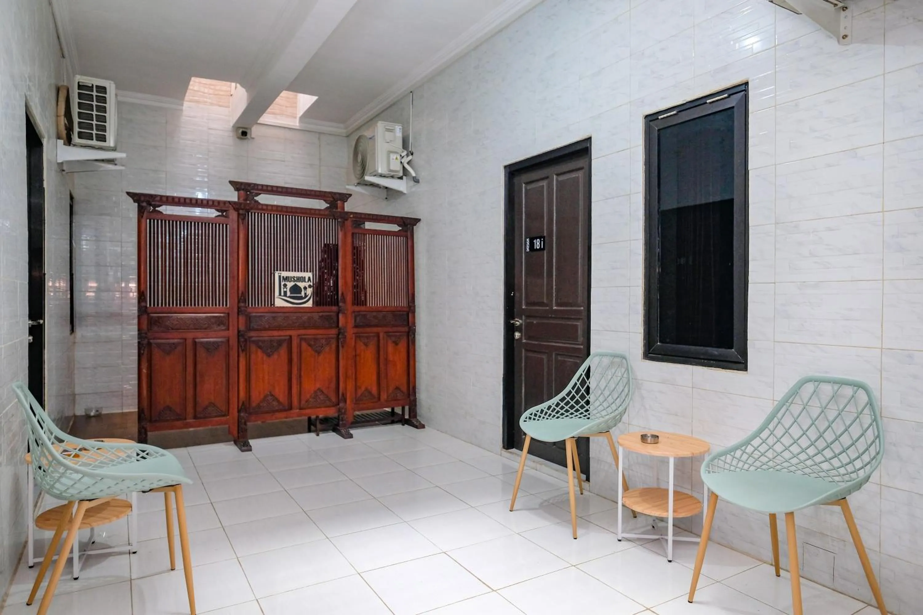Seating area in RedDoorz Syariah near Stasiun Gubeng 2