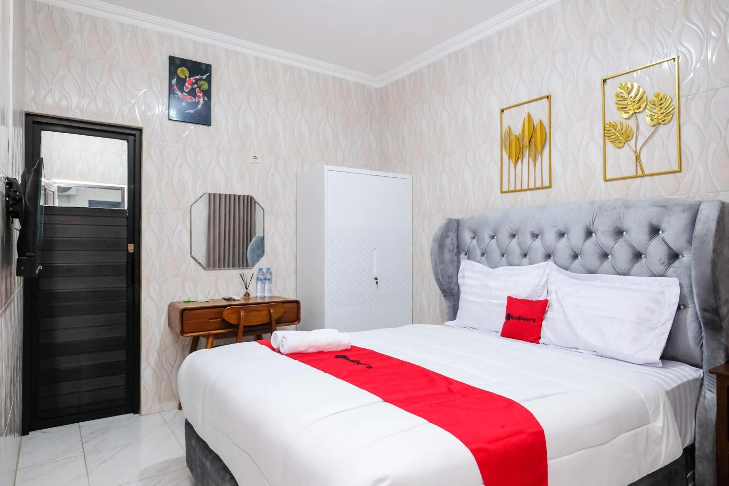 Bedroom, Bed in RedDoorz Syariah near Stasiun Gubeng 2