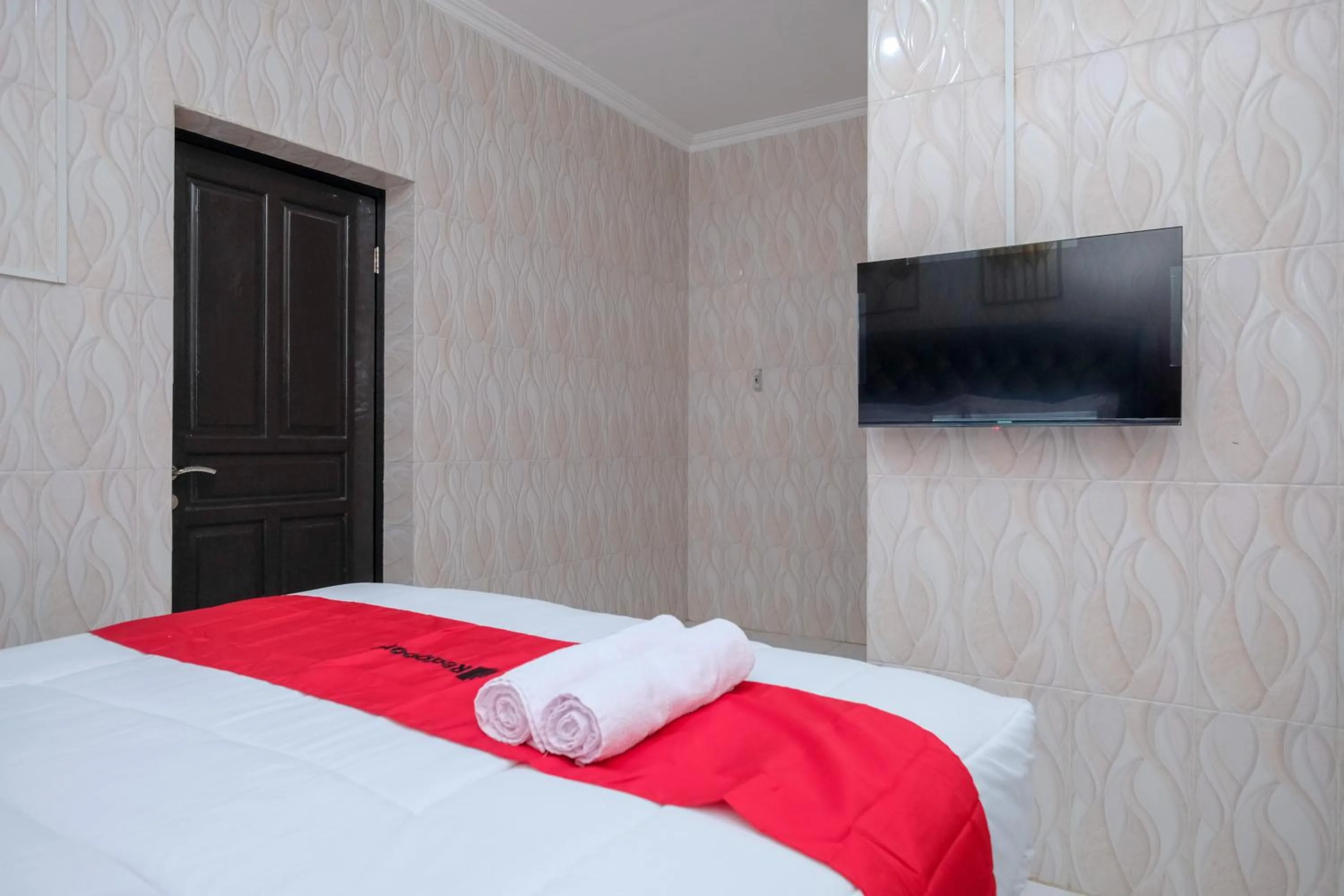 Bedroom, Bed in RedDoorz Syariah near Stasiun Gubeng 2
