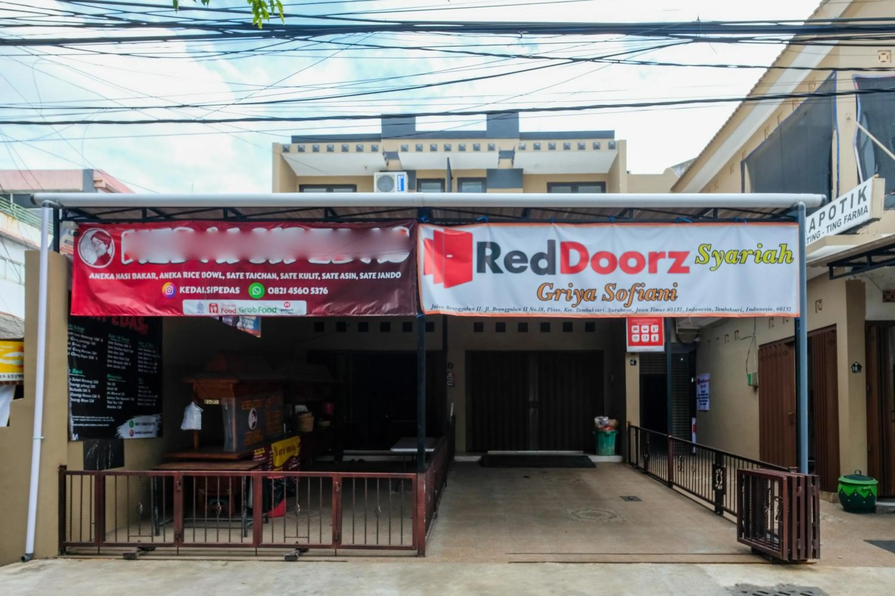 Facade/entrance in RedDoorz Syariah near Stasiun Gubeng 2