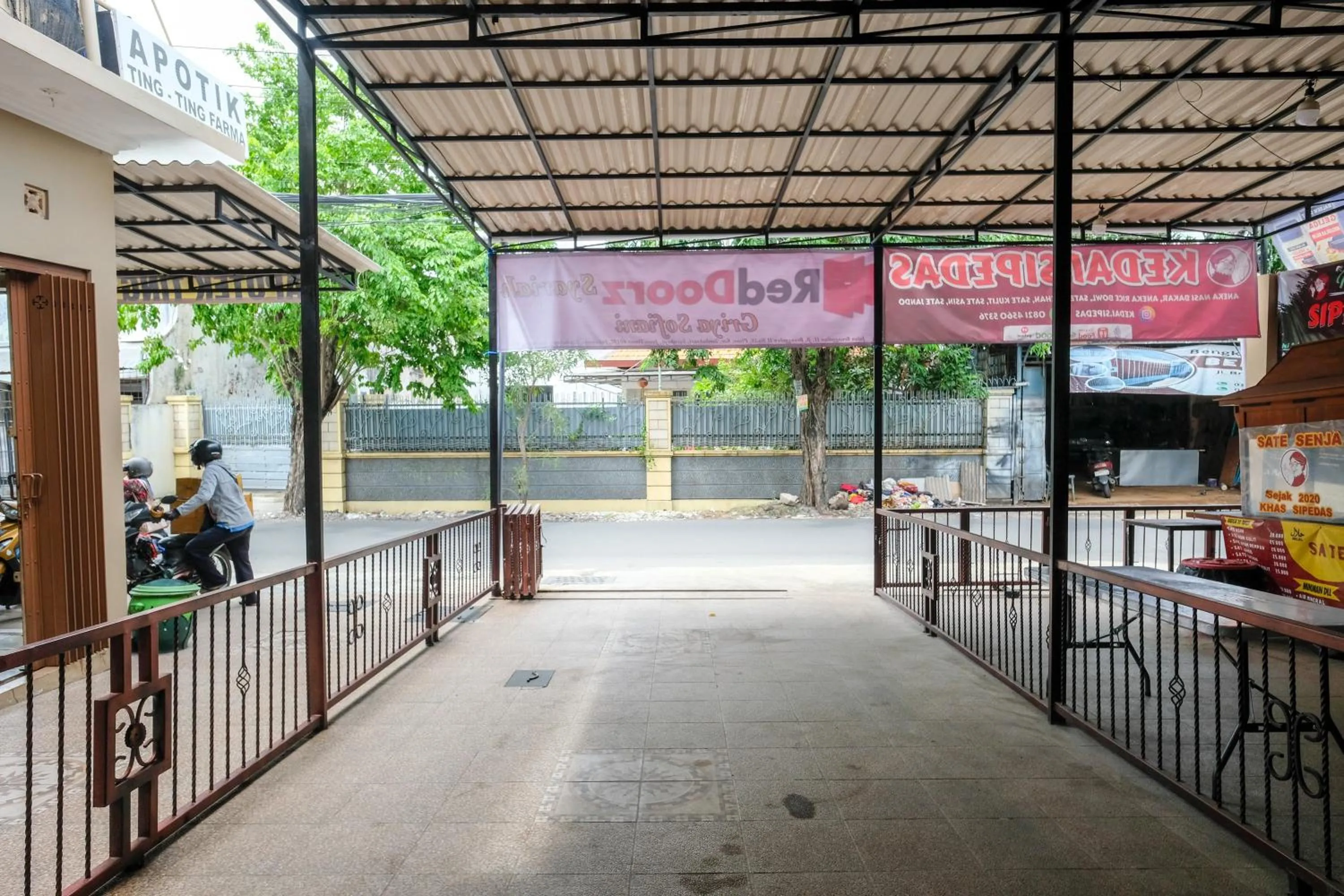 Facade/entrance in RedDoorz Syariah near Stasiun Gubeng 2