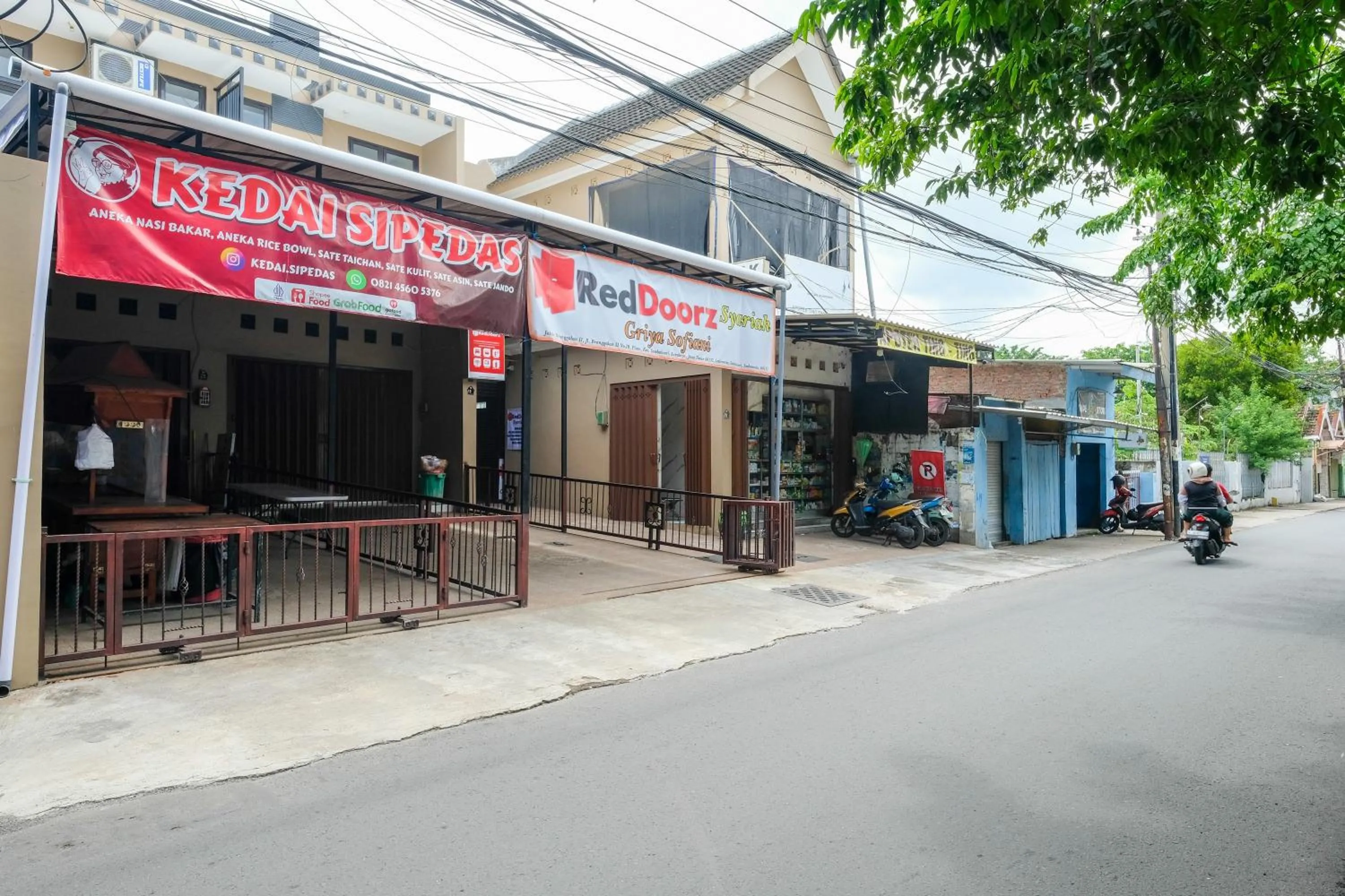 Facade/entrance in RedDoorz Syariah near Stasiun Gubeng 2