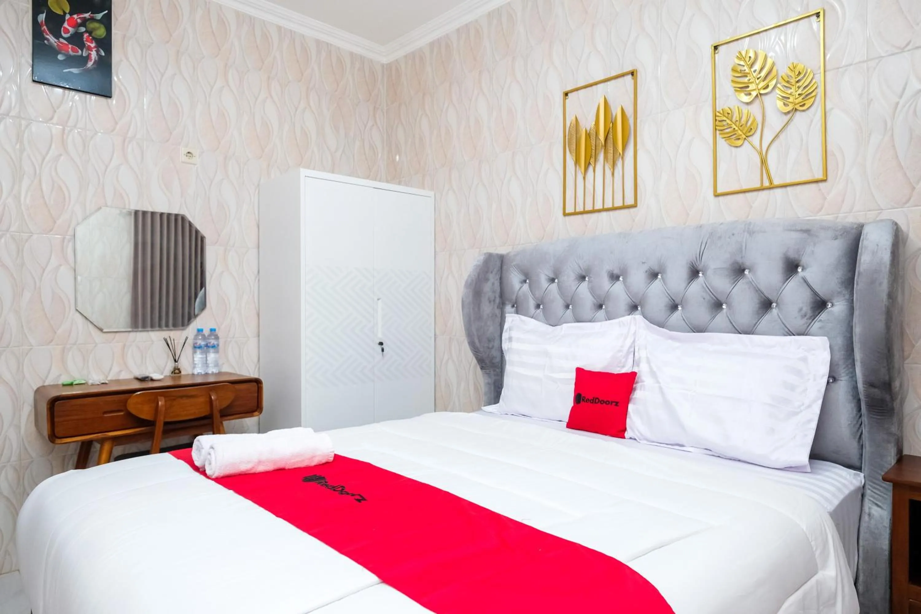 Bedroom, Bed in RedDoorz Syariah near Stasiun Gubeng 2