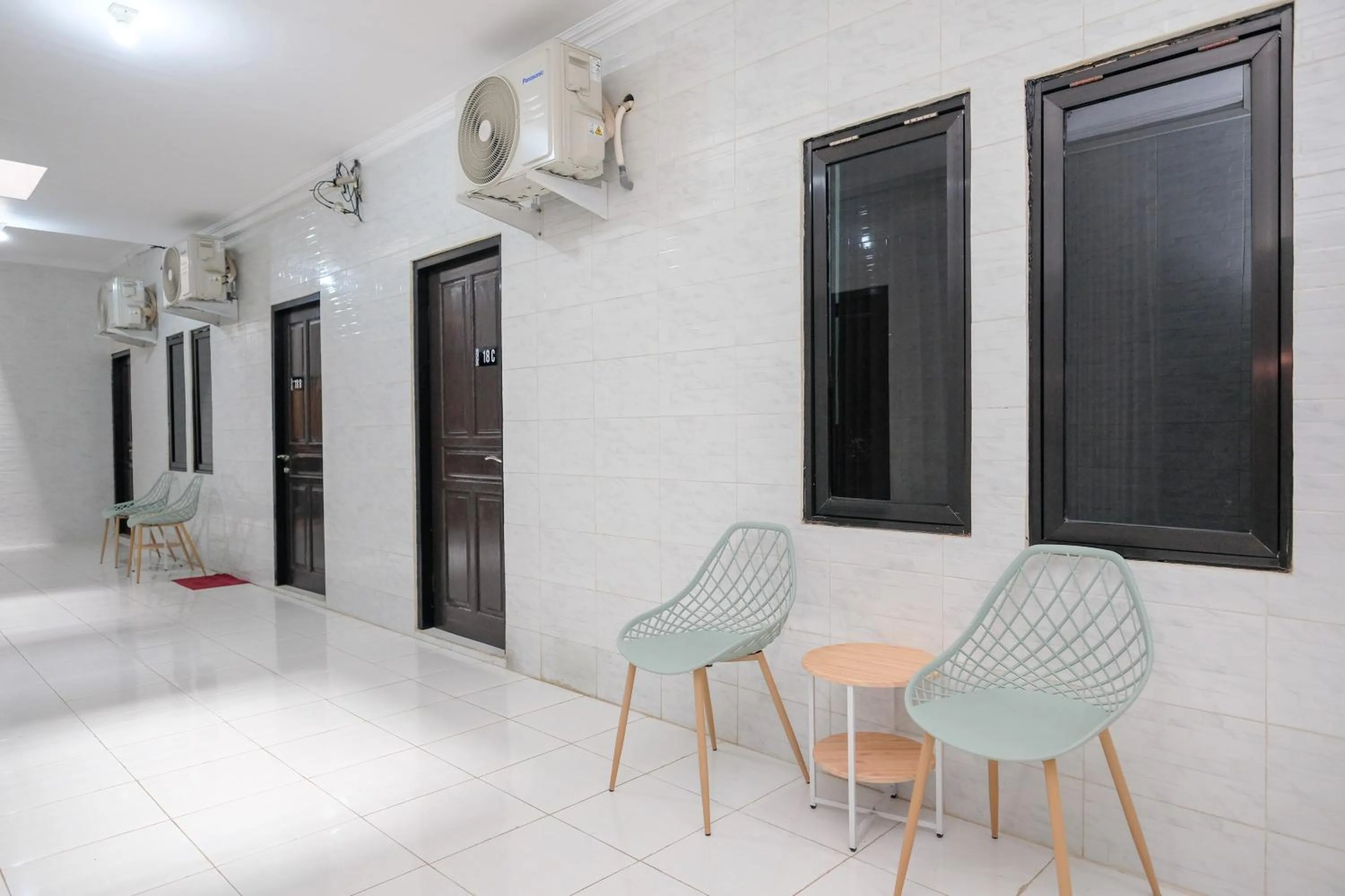 Seating area in RedDoorz Syariah near Stasiun Gubeng 2