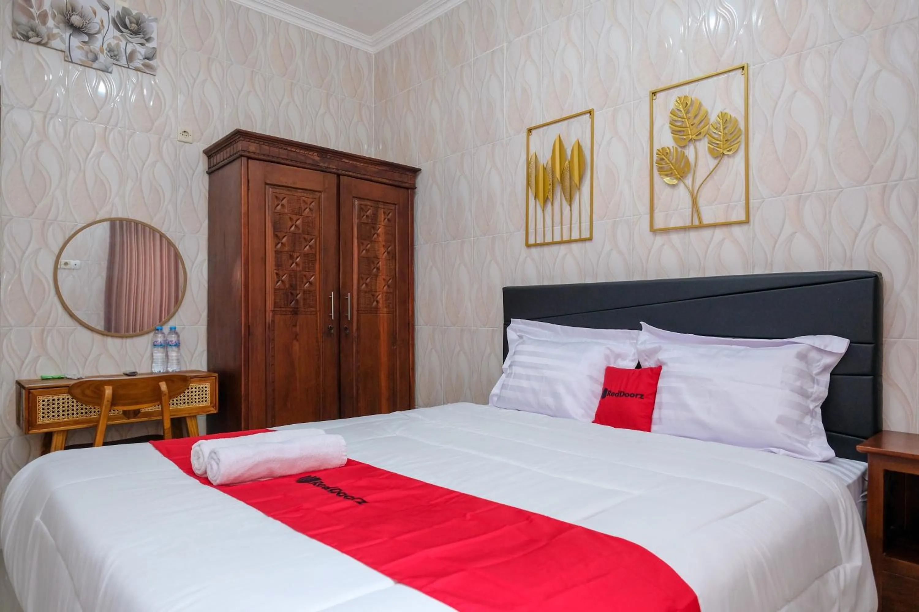Bedroom, Bed in RedDoorz Syariah near Stasiun Gubeng 2