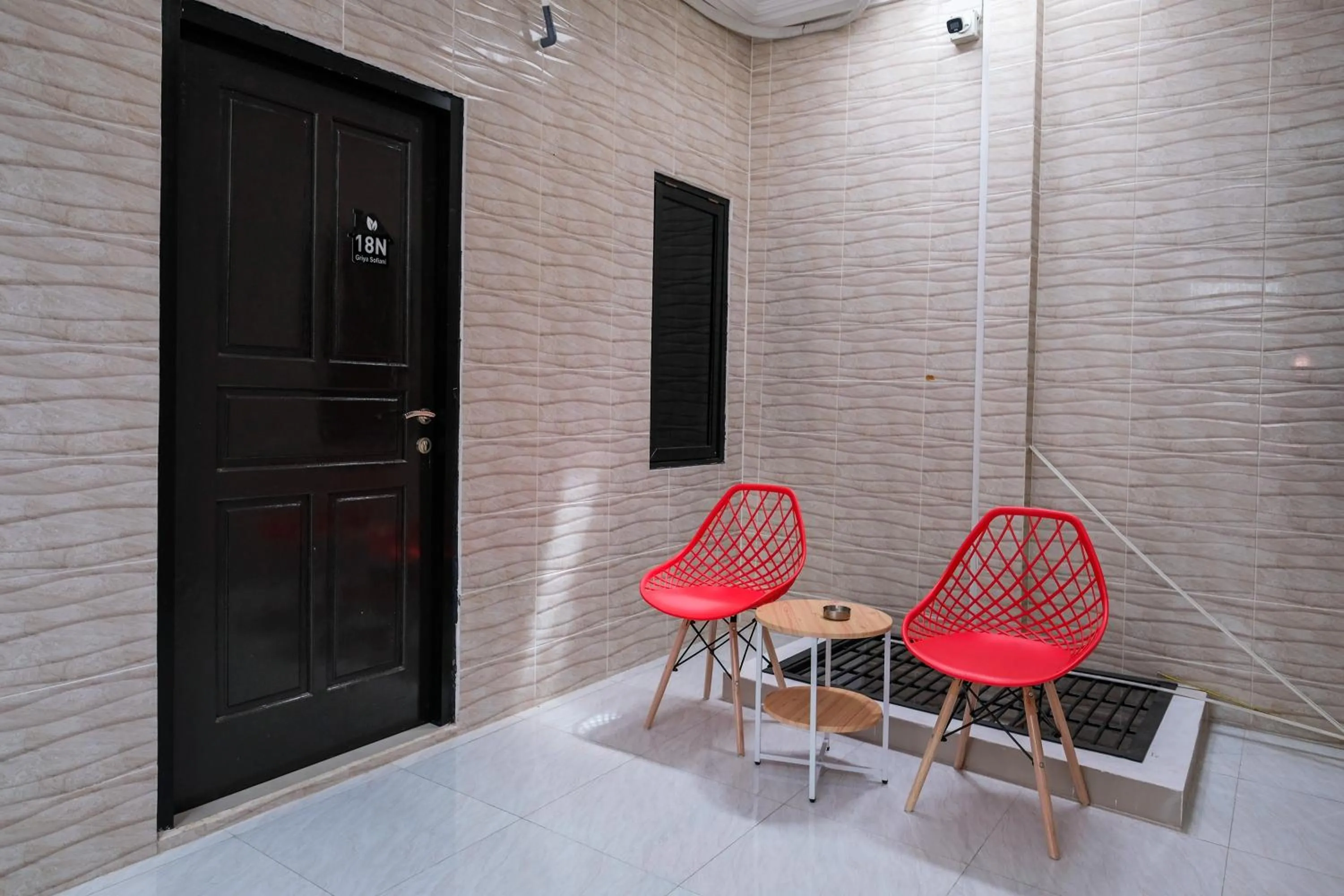 Seating area in RedDoorz Syariah near Stasiun Gubeng 2