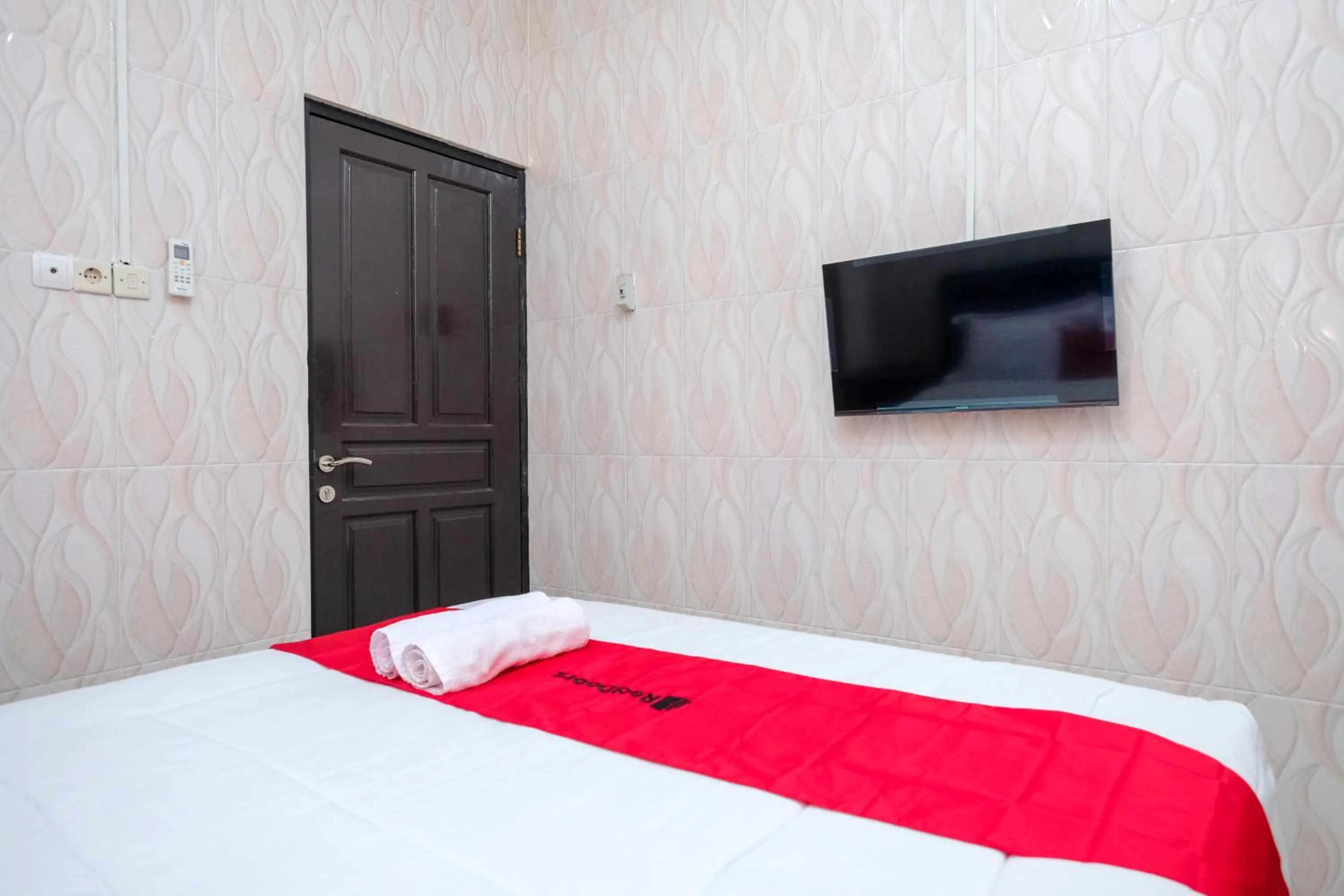 Bedroom, Bed in RedDoorz Syariah near Stasiun Gubeng 2