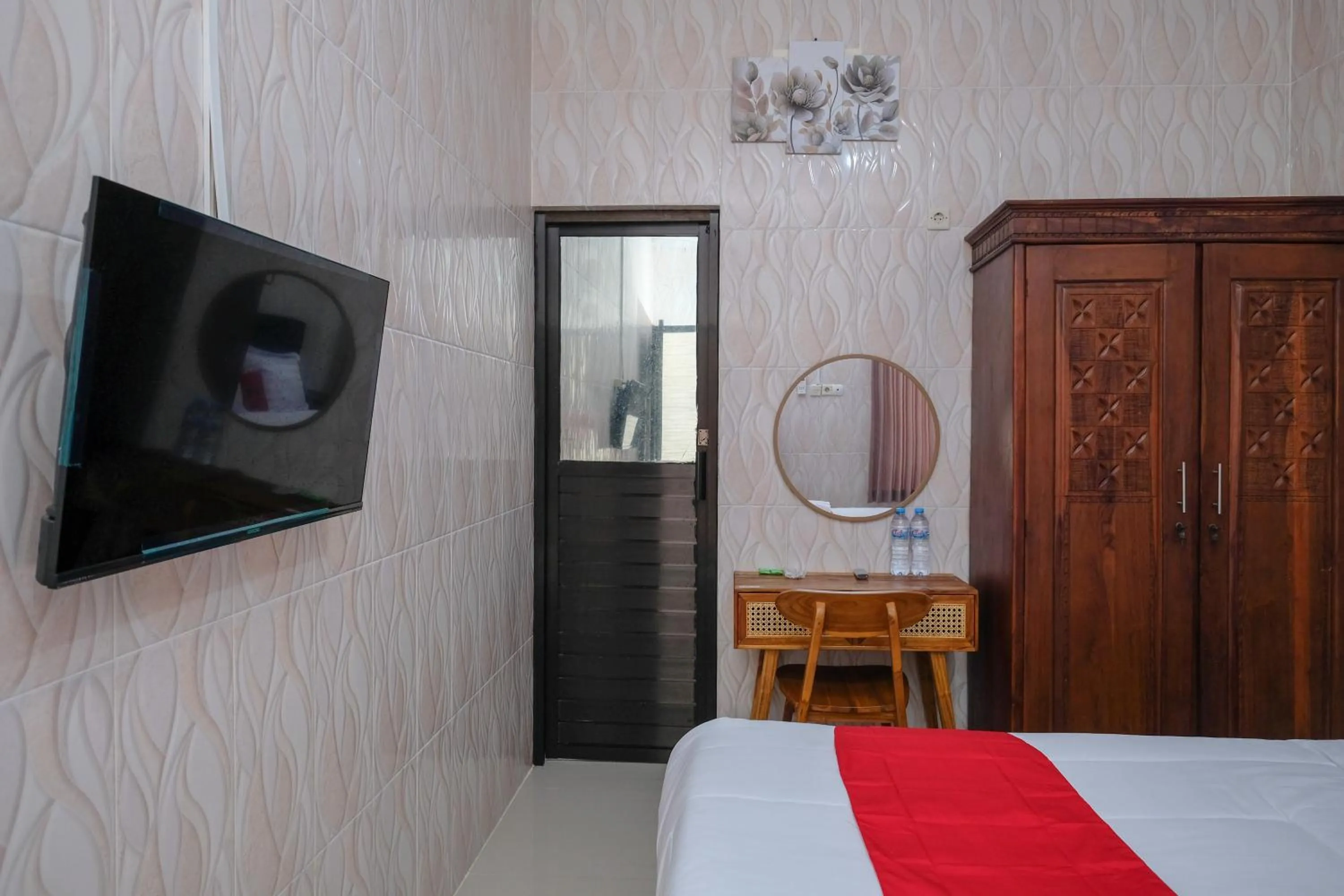 Bedroom, Bed in RedDoorz Syariah near Stasiun Gubeng 2