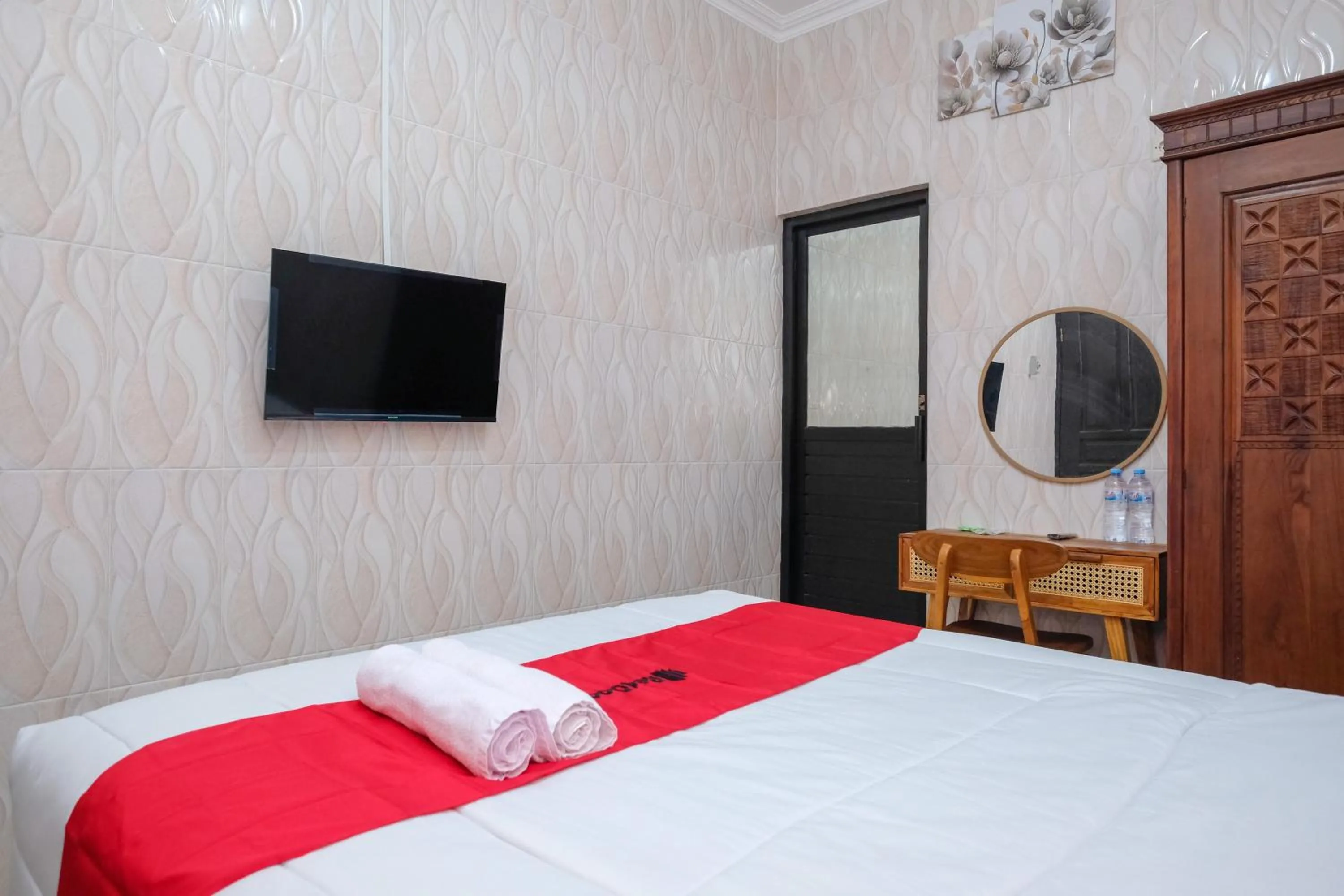 Bedroom, Bed in RedDoorz Syariah near Stasiun Gubeng 2
