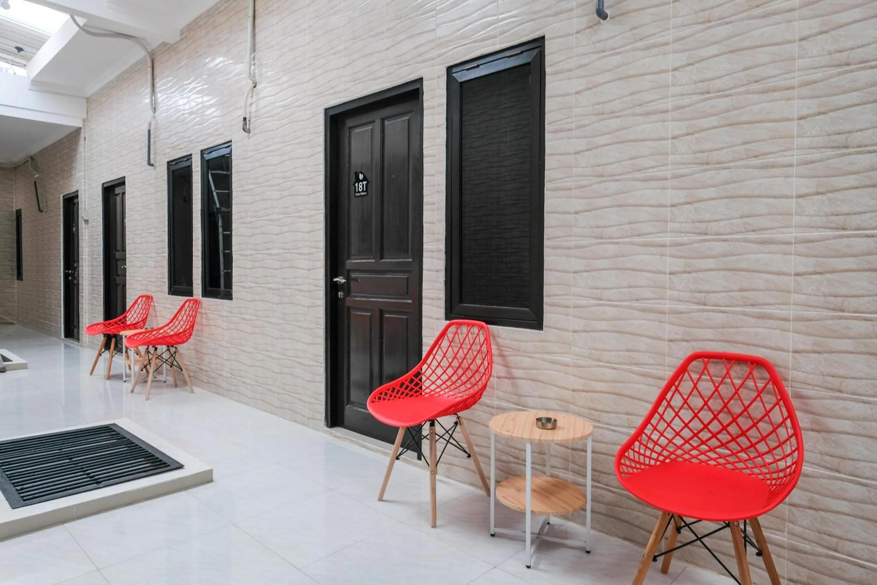 Seating area in RedDoorz Syariah near Stasiun Gubeng 2