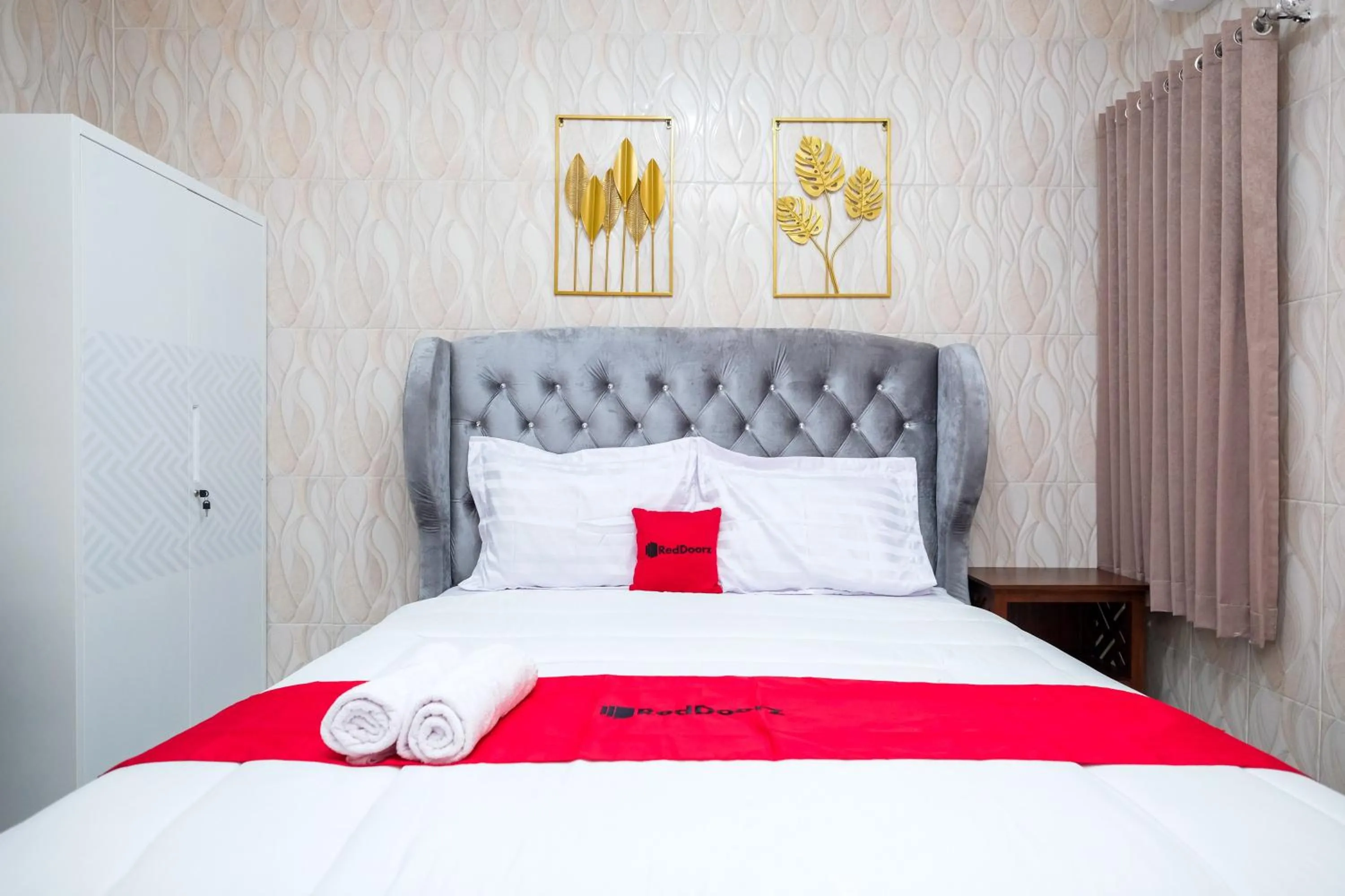 Bedroom, Bed in RedDoorz Syariah near Stasiun Gubeng 2
