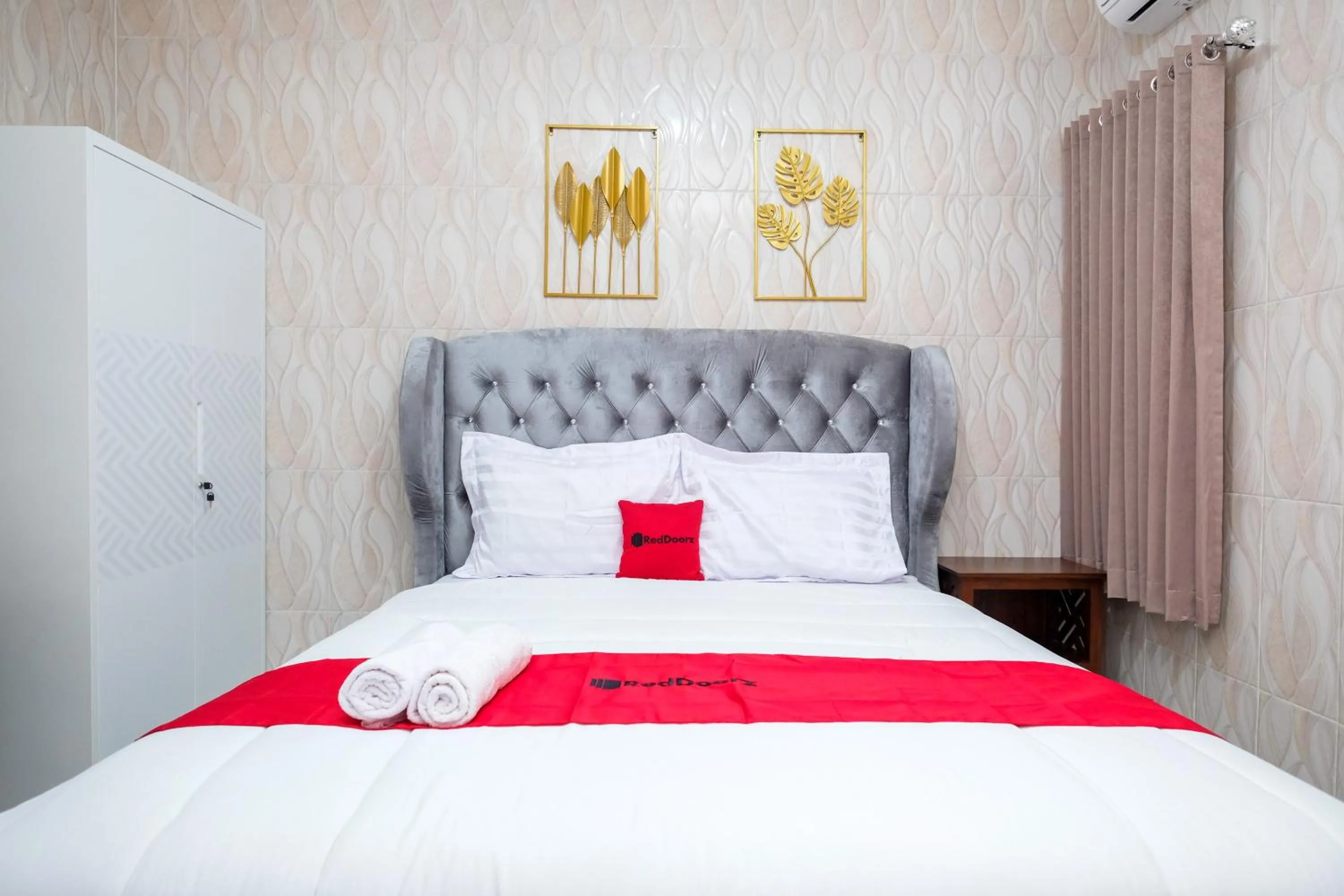 Bedroom, Bed in RedDoorz Syariah near Stasiun Gubeng 2