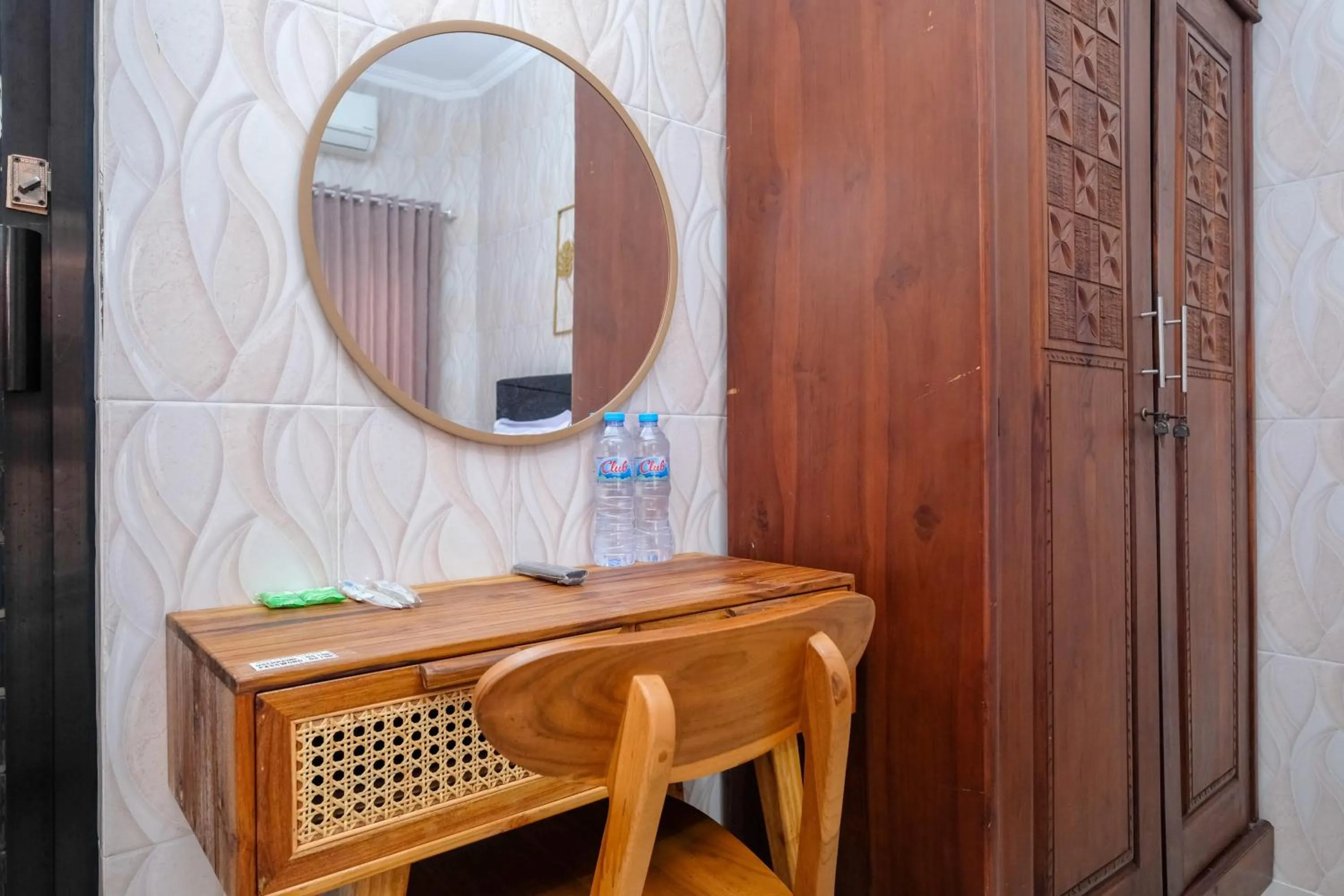 Bedroom in RedDoorz Syariah near Stasiun Gubeng 2