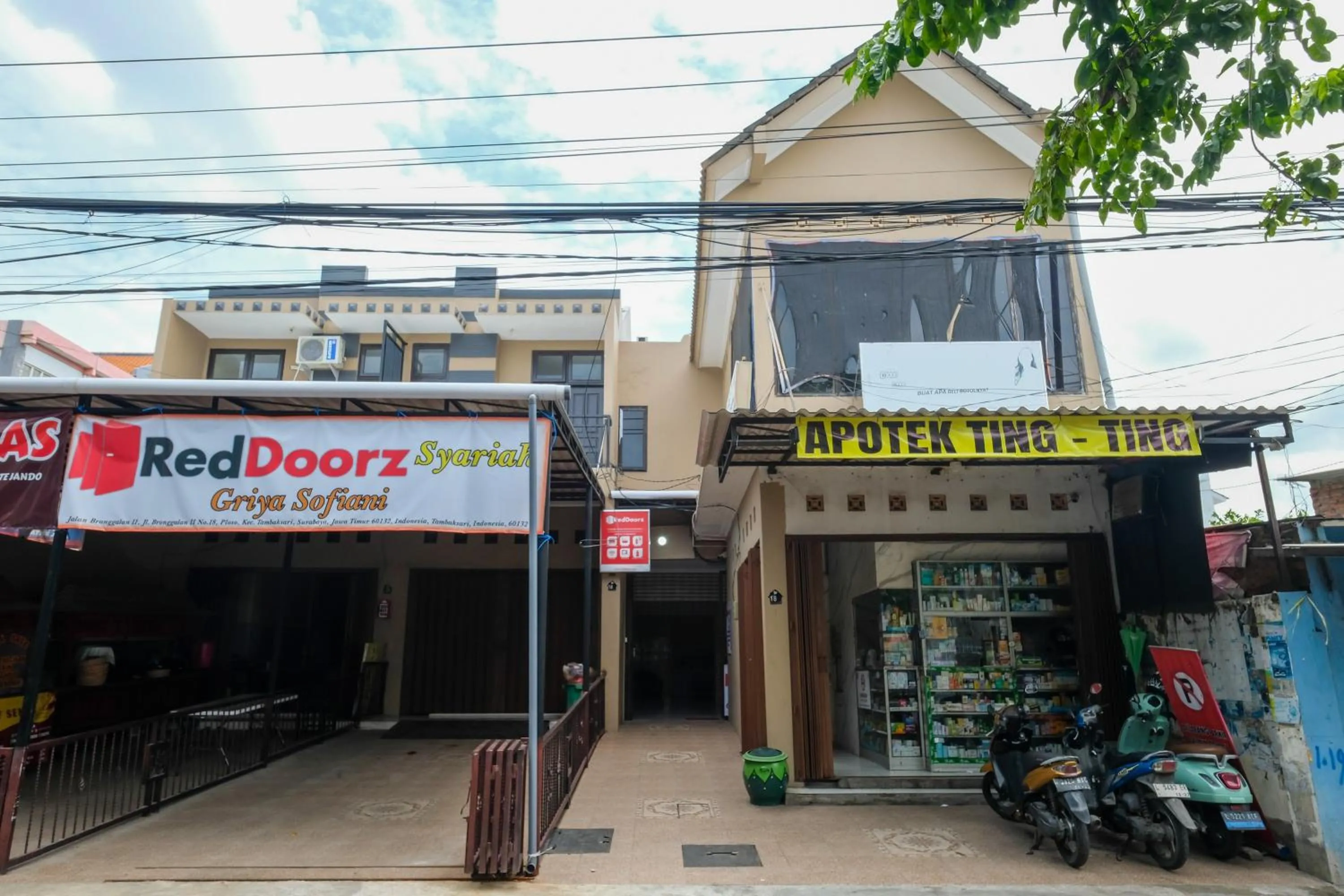 Facade/entrance in RedDoorz Syariah near Stasiun Gubeng 2