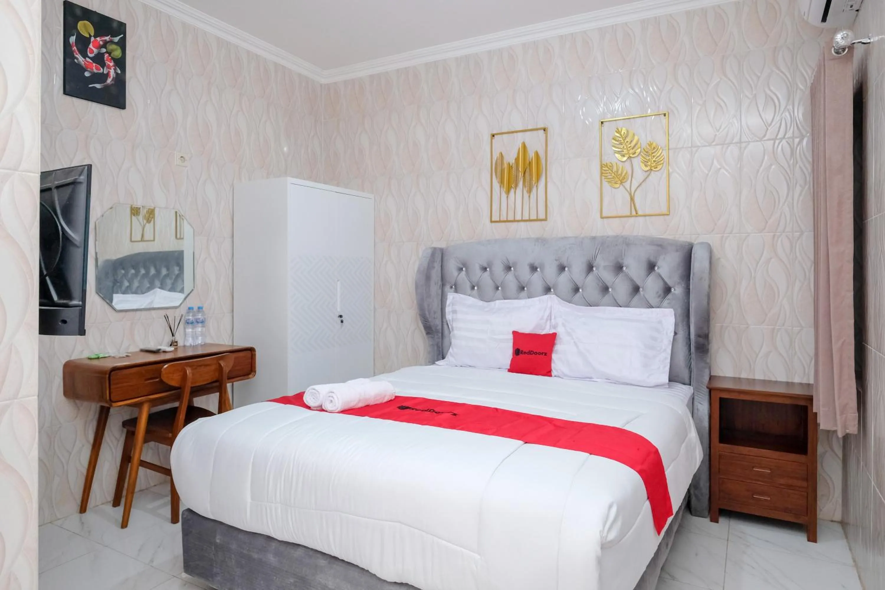 Bedroom, Bed in RedDoorz Syariah near Stasiun Gubeng 2
