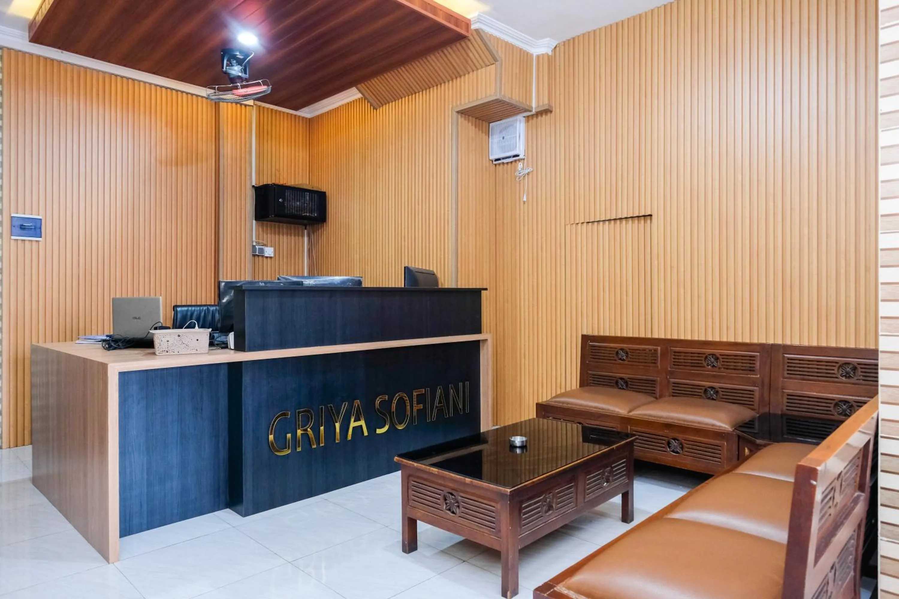 Lobby or reception in RedDoorz Syariah near Stasiun Gubeng 2