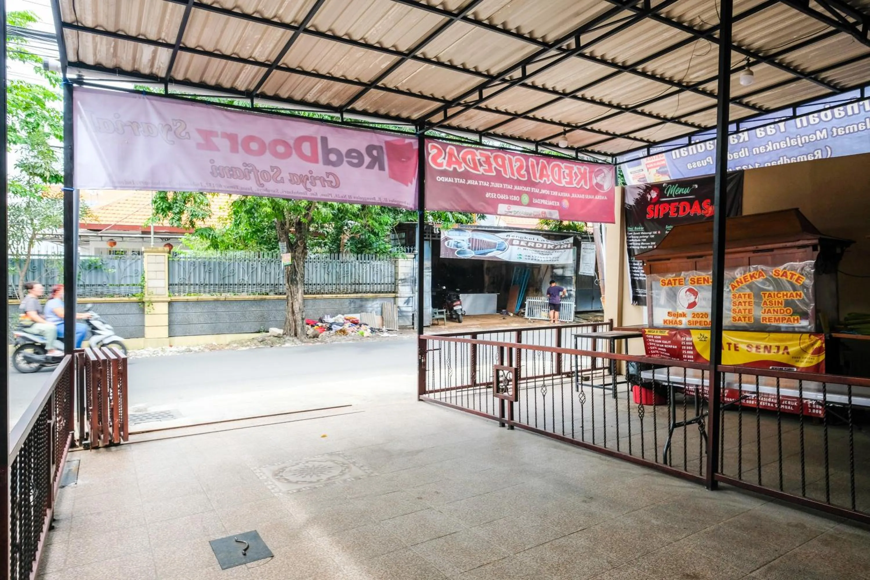Facade/entrance in RedDoorz Syariah near Stasiun Gubeng 2