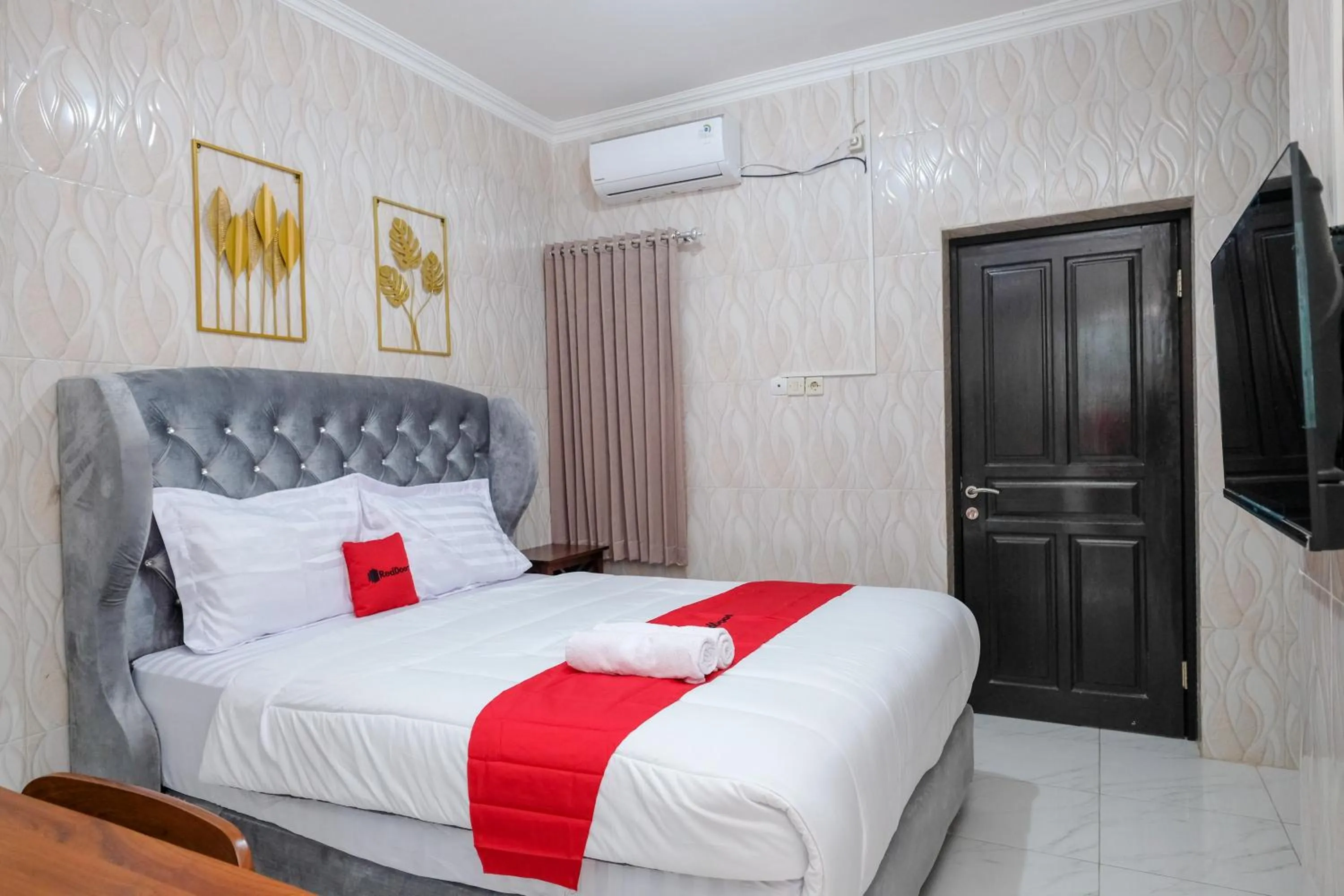 Bedroom, Bed in RedDoorz Syariah near Stasiun Gubeng 2