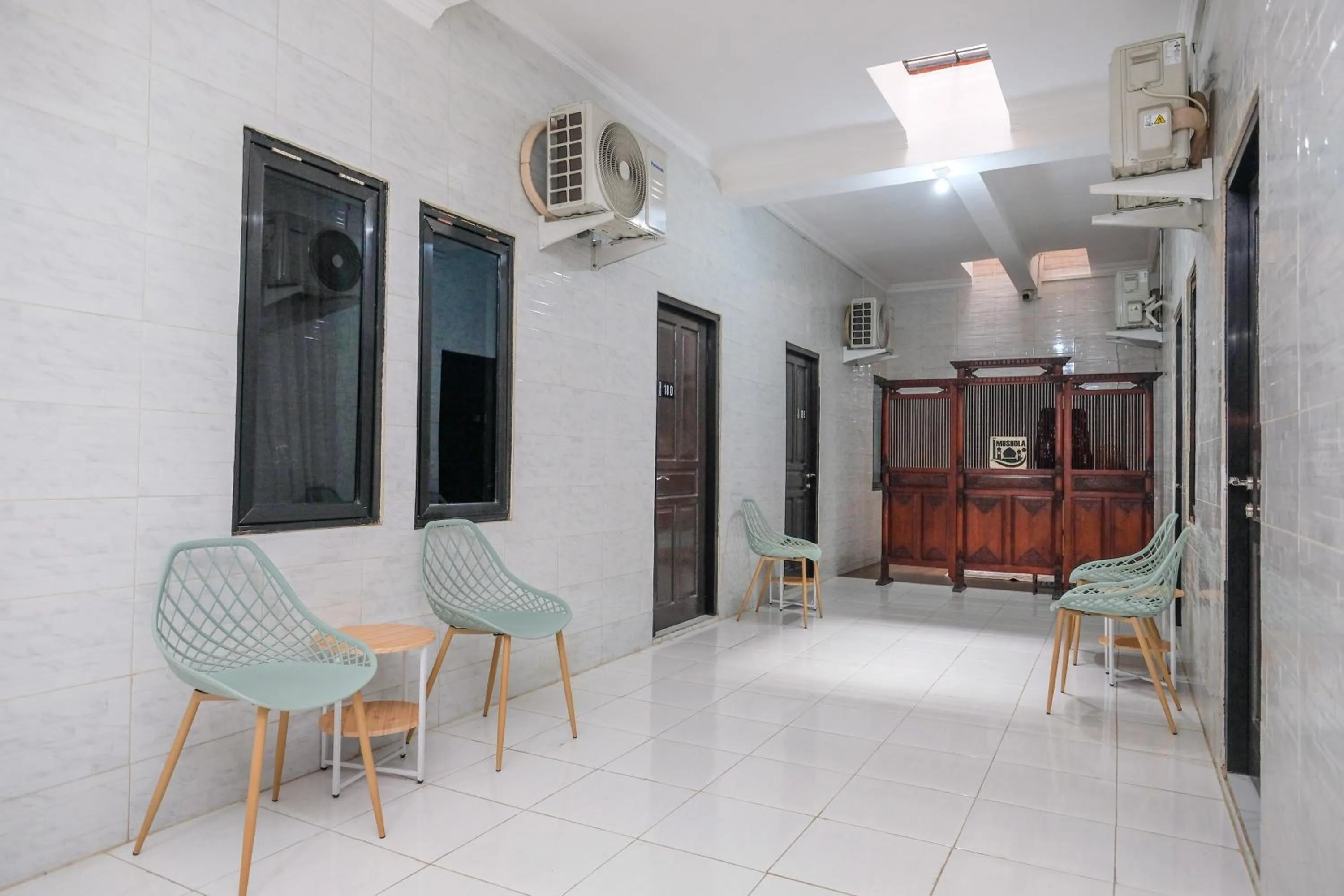 Seating area in RedDoorz Syariah near Stasiun Gubeng 2