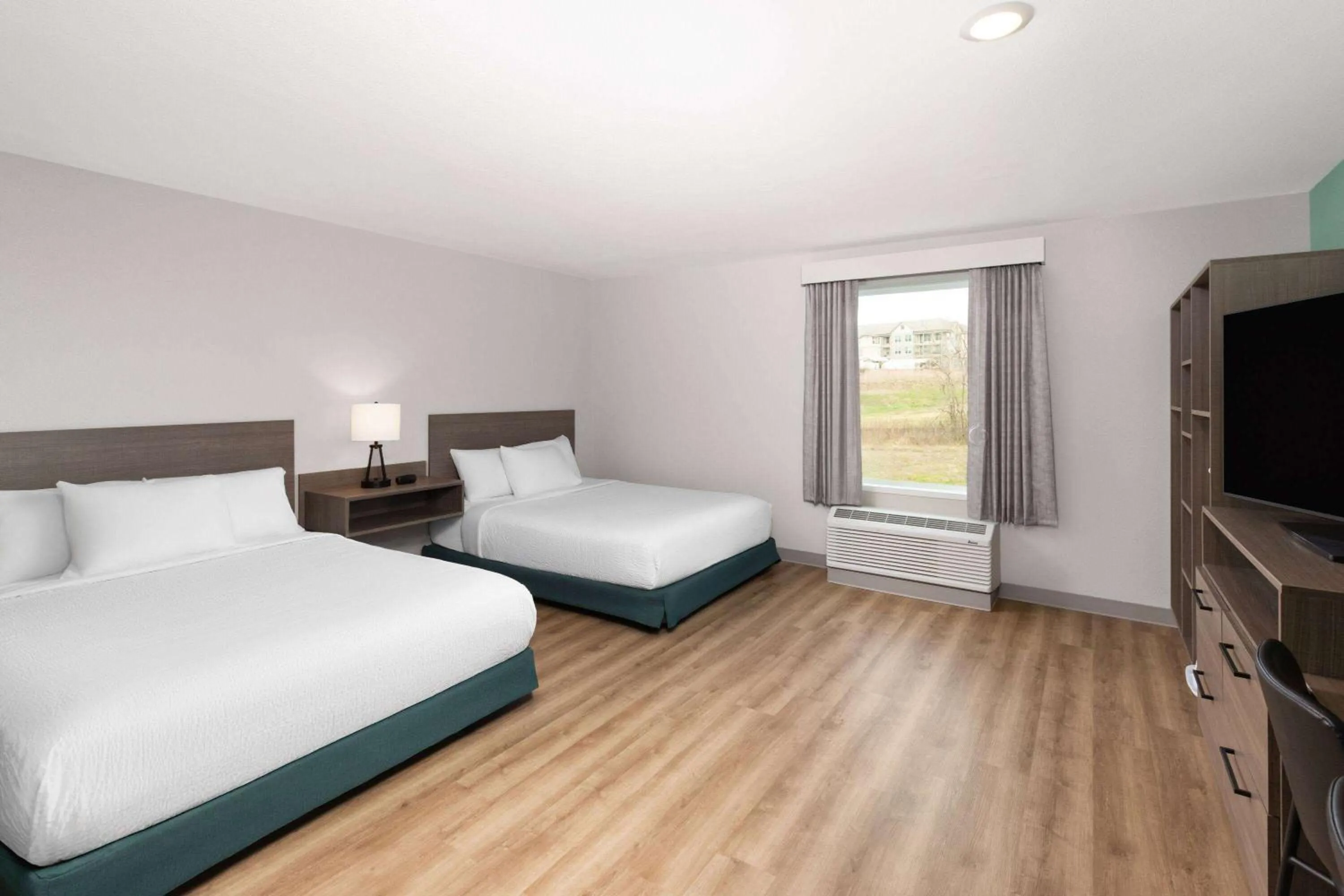 Photo of the whole room, Bed in ECHO Suites Extended Stay by Wyndham Nashville/ Gallatin