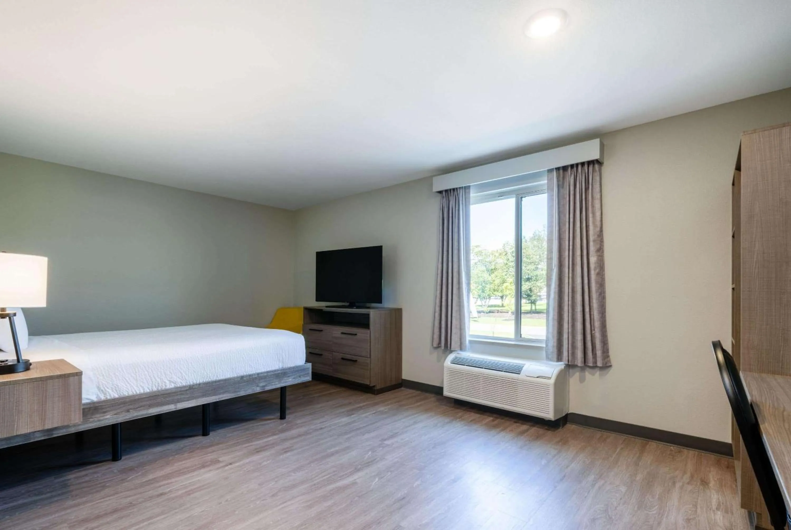 Photo of the whole room, Bed in ECHO Suites Extended Stay by Wyndham Nashville/ Gallatin