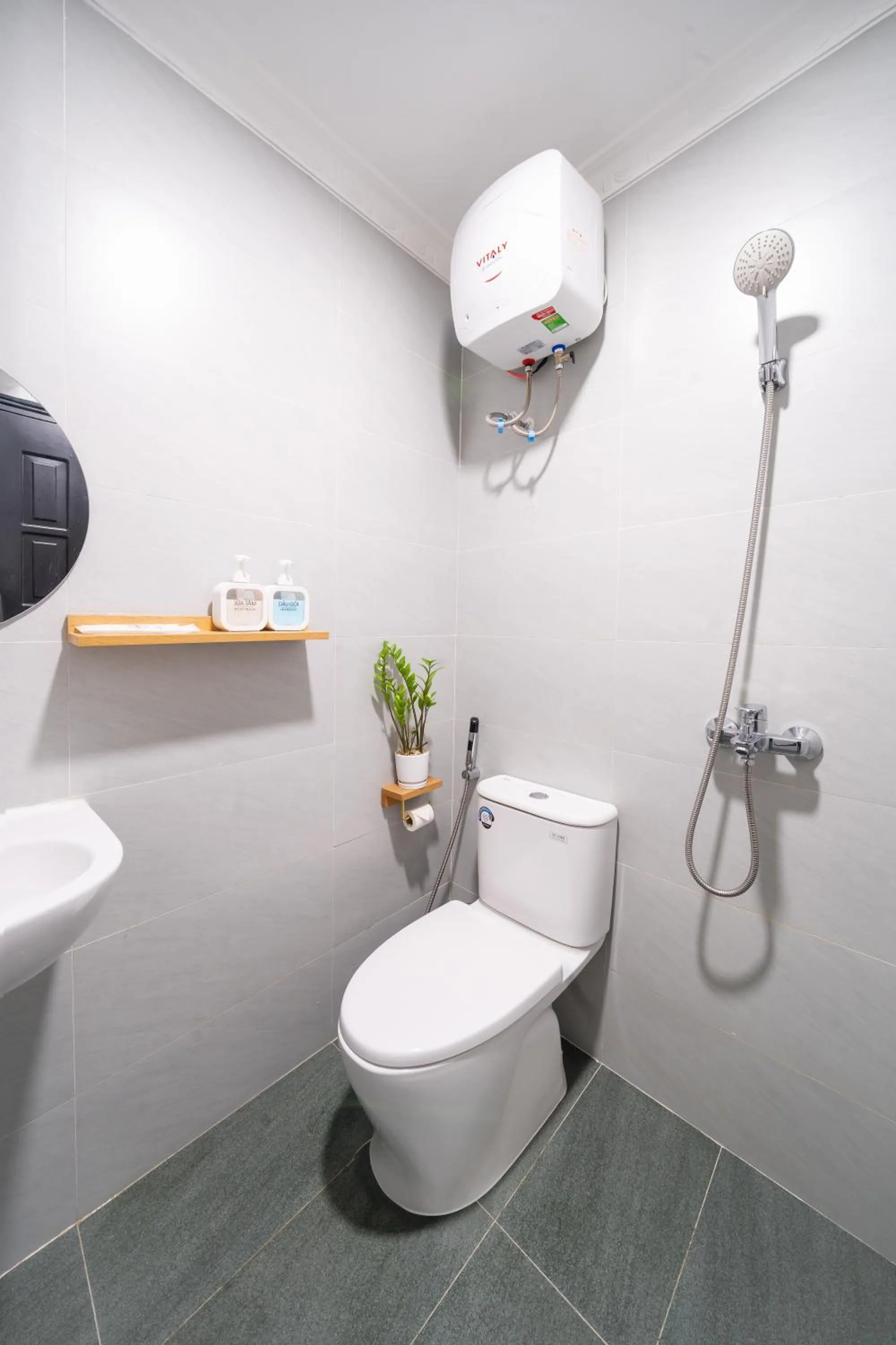 Shower in Mint Airport Hotel by Haviland - Self Checkin