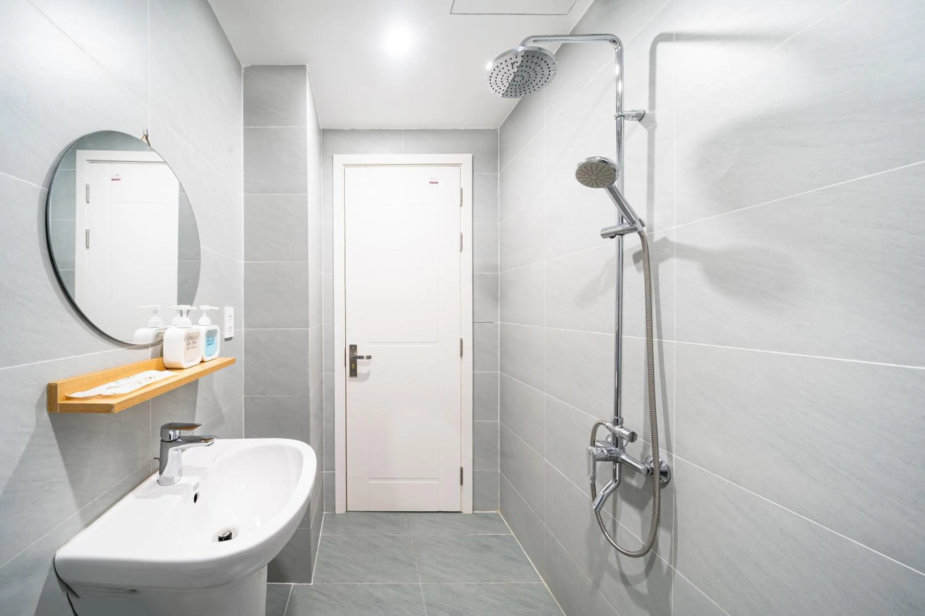 Shower in Mint Airport Hotel by Haviland - Self Checkin