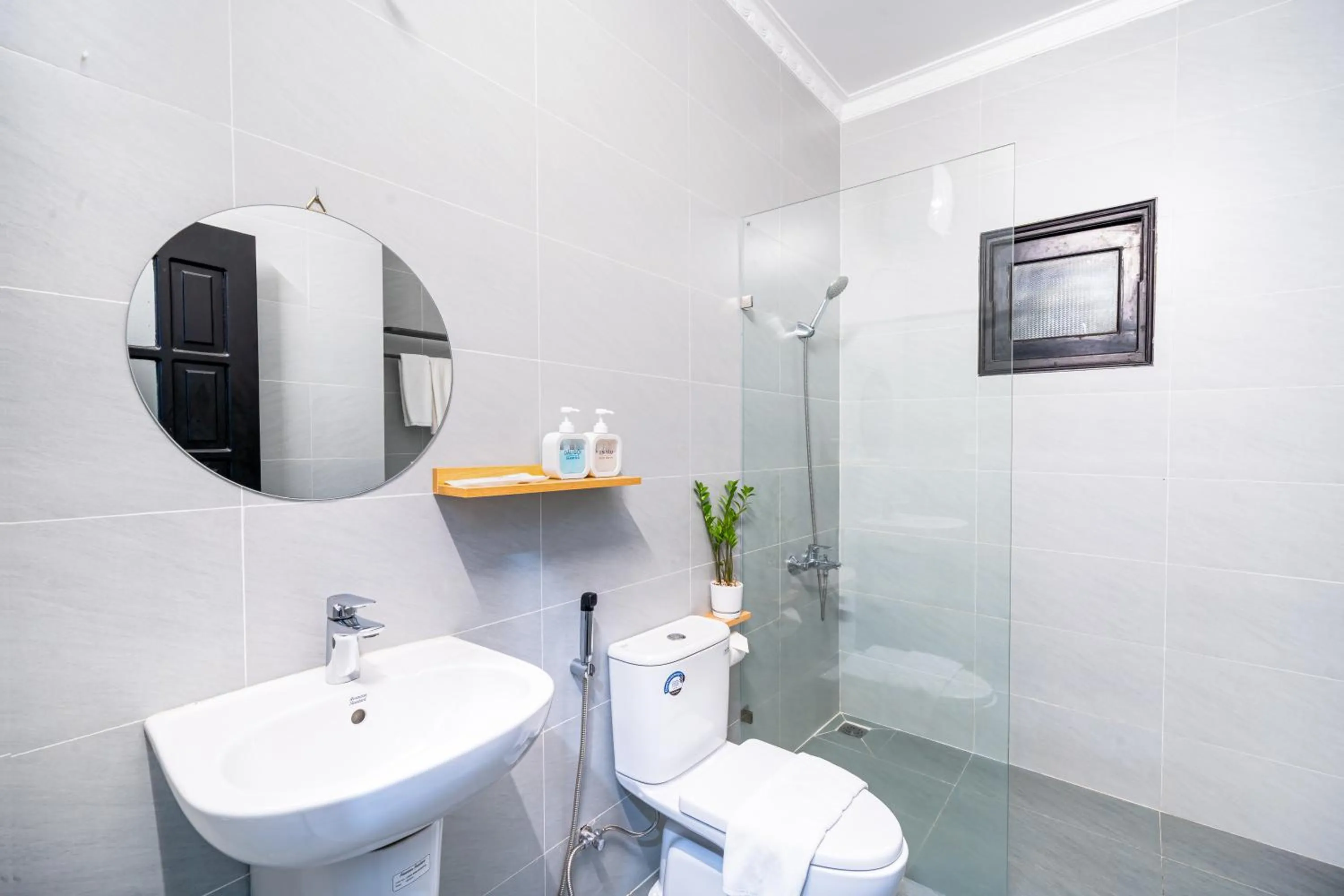 Shower in Mint Airport Hotel by Haviland - Self Checkin