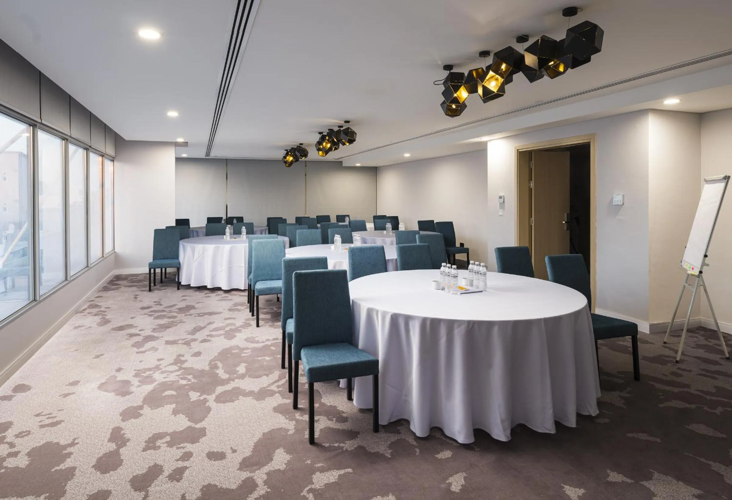 Business facilities in Studio M Muscat