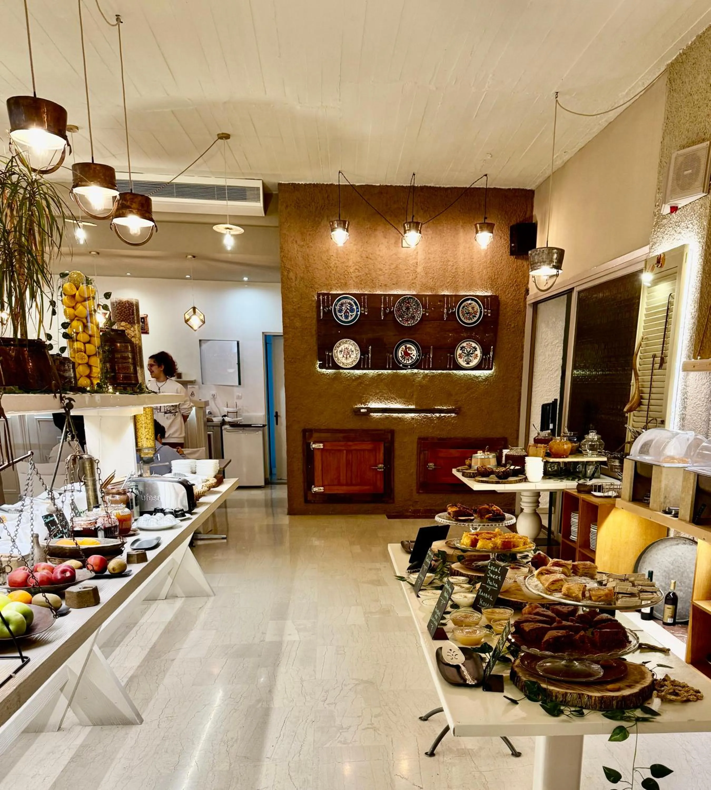 Food and drinks in Nidimos Hotel