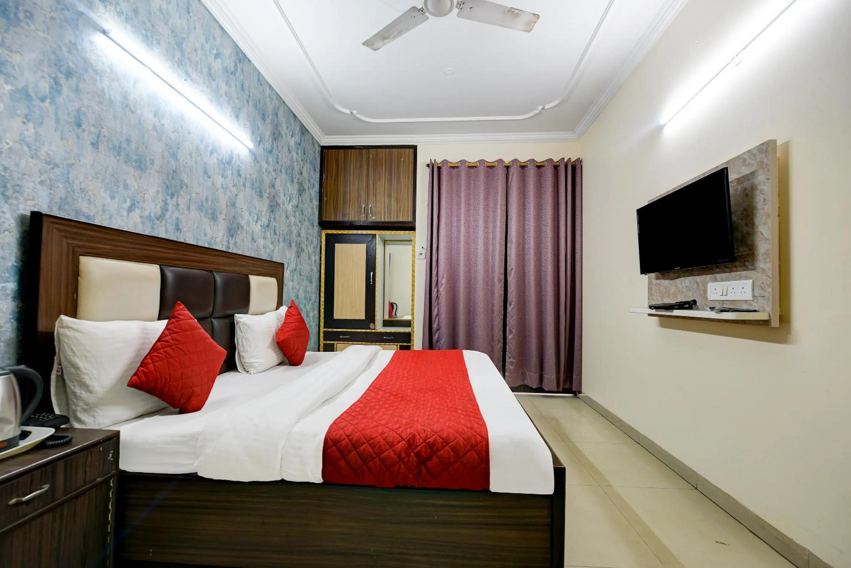 Communal lounge/ TV room, Bed in Hotel Mayank Plaza-Near IGI Airport Terminal-3