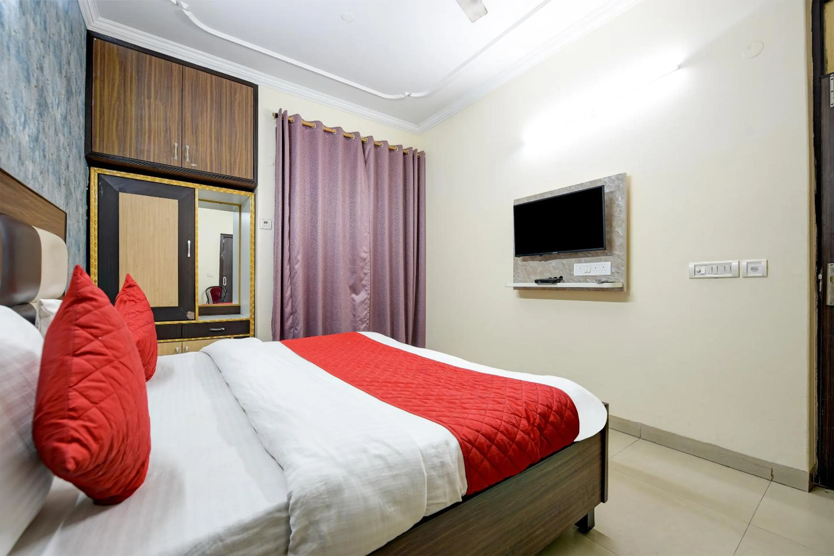 Communal lounge/ TV room, Bed in Hotel Mayank Plaza-Near IGI Airport Terminal-3