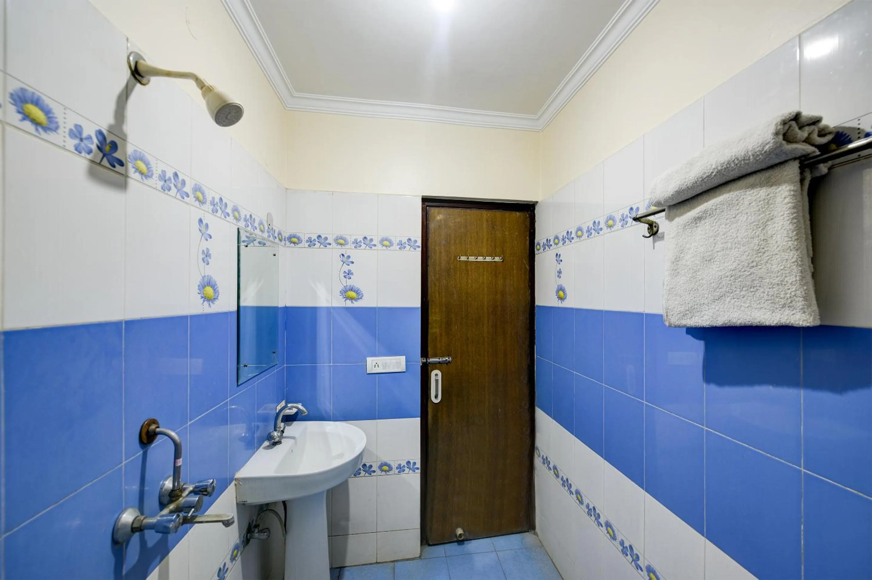Shower in Hotel Mayank Plaza-Near IGI Airport Terminal-3