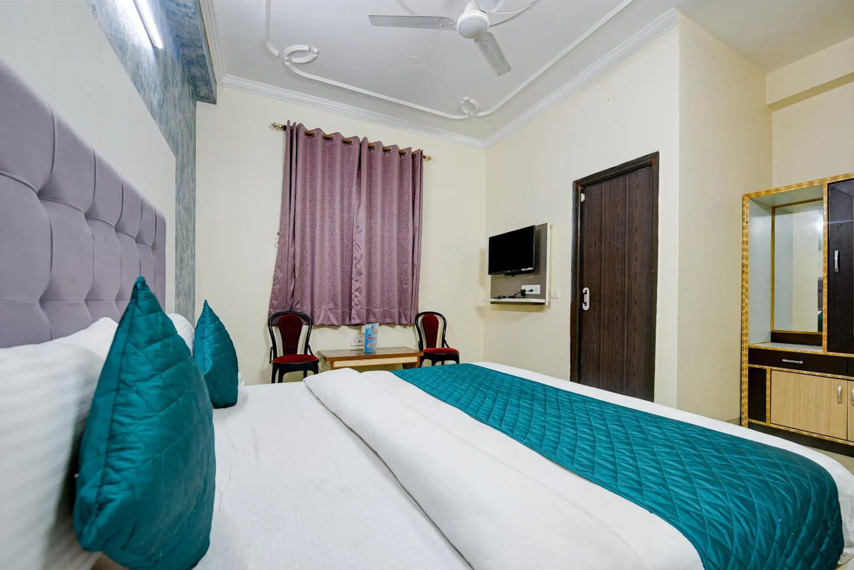 Family Room in Hotel Mayank Plaza-Near IGI Airport Terminal-3 Family Room in Hotel Mayank Plaza-Near IGI Airport Terminal-3