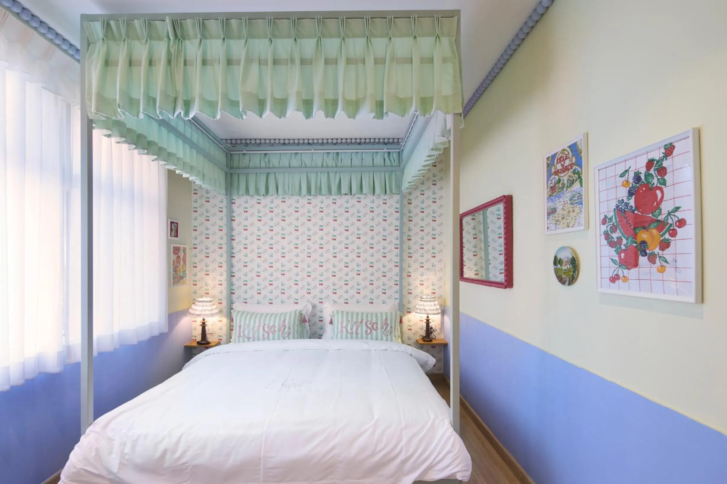 Bed in Kitsch Hotel