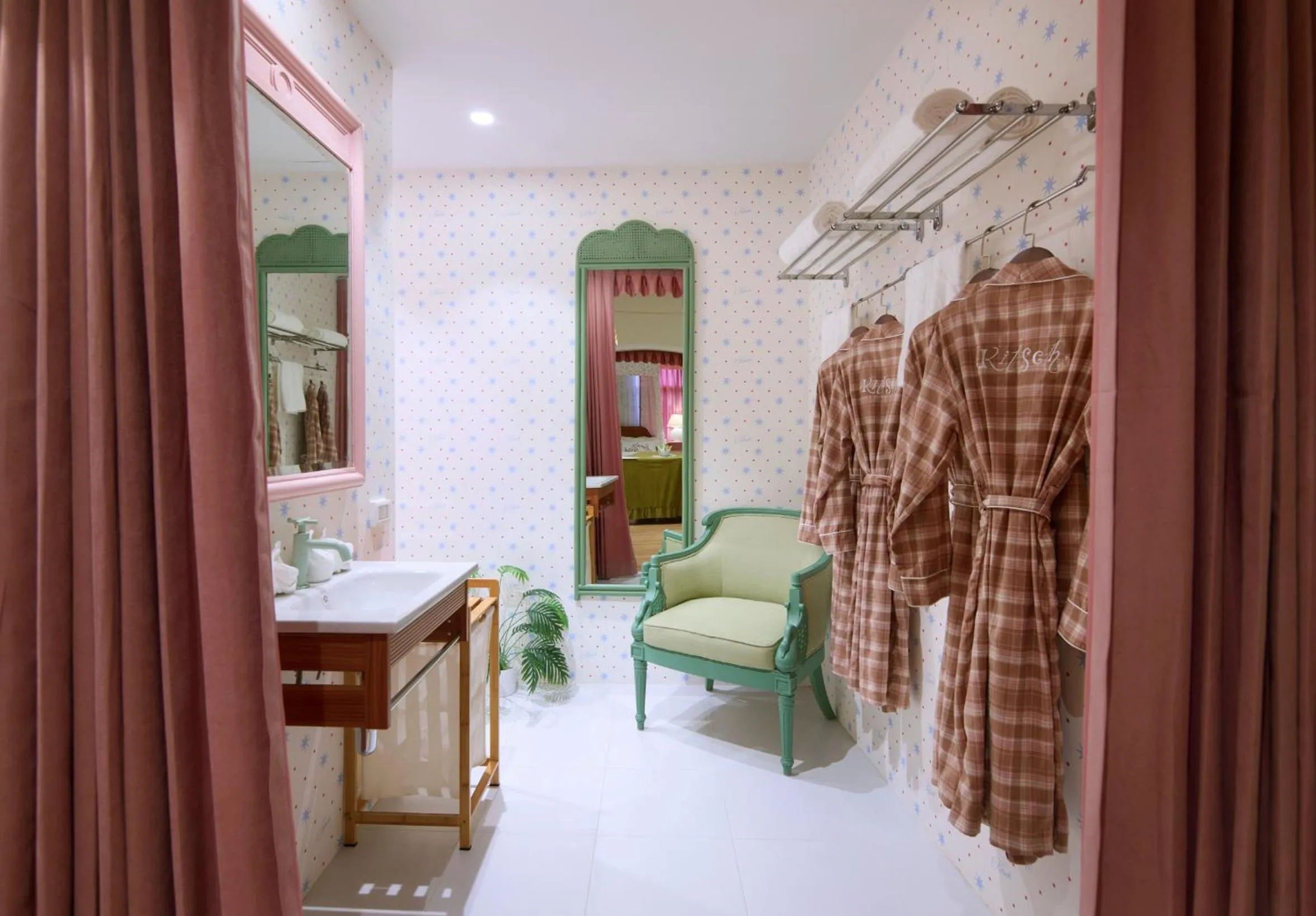 Kitsch Hotel