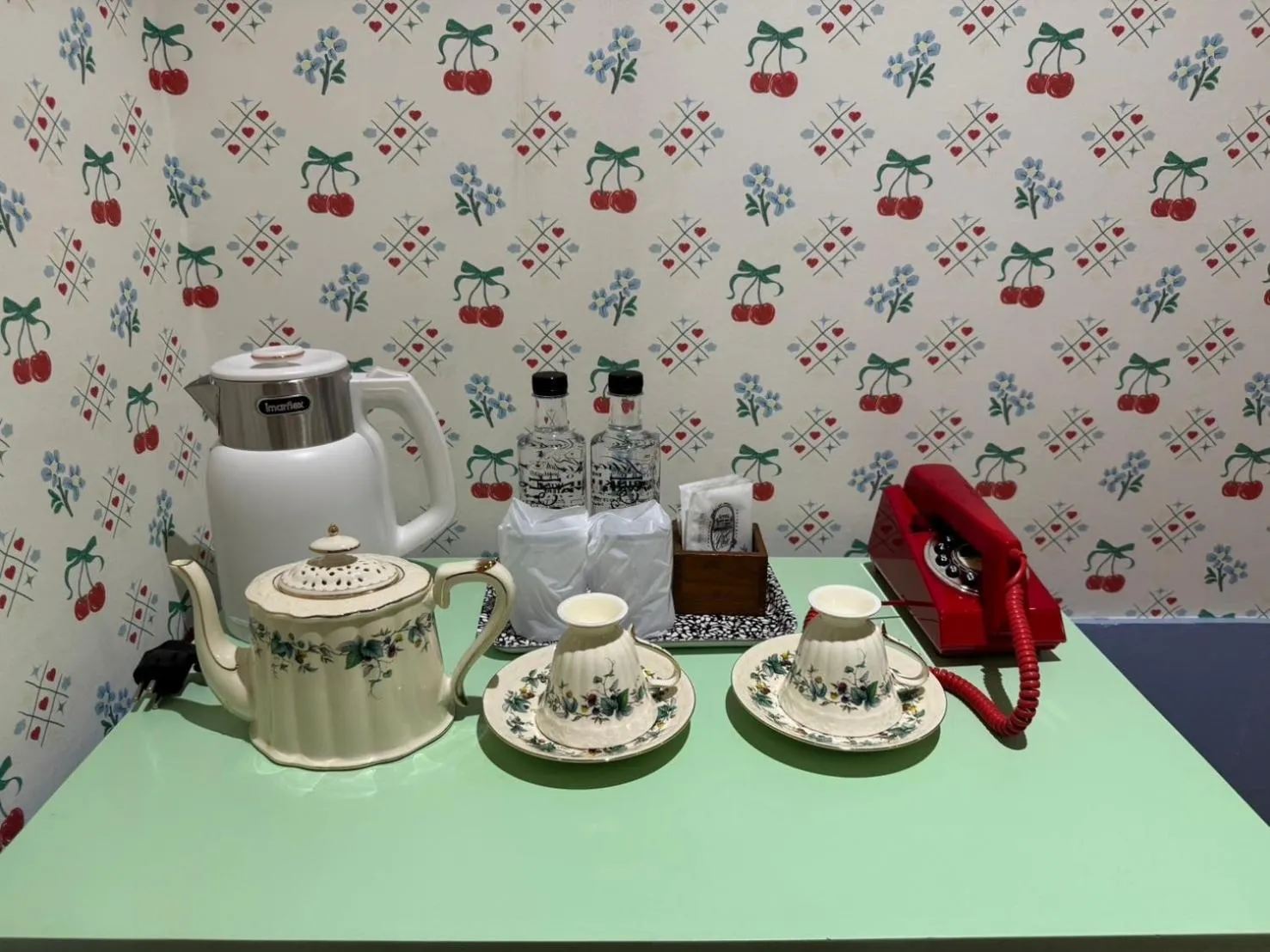 Coffee/tea facilities in Kitsch Hotel
