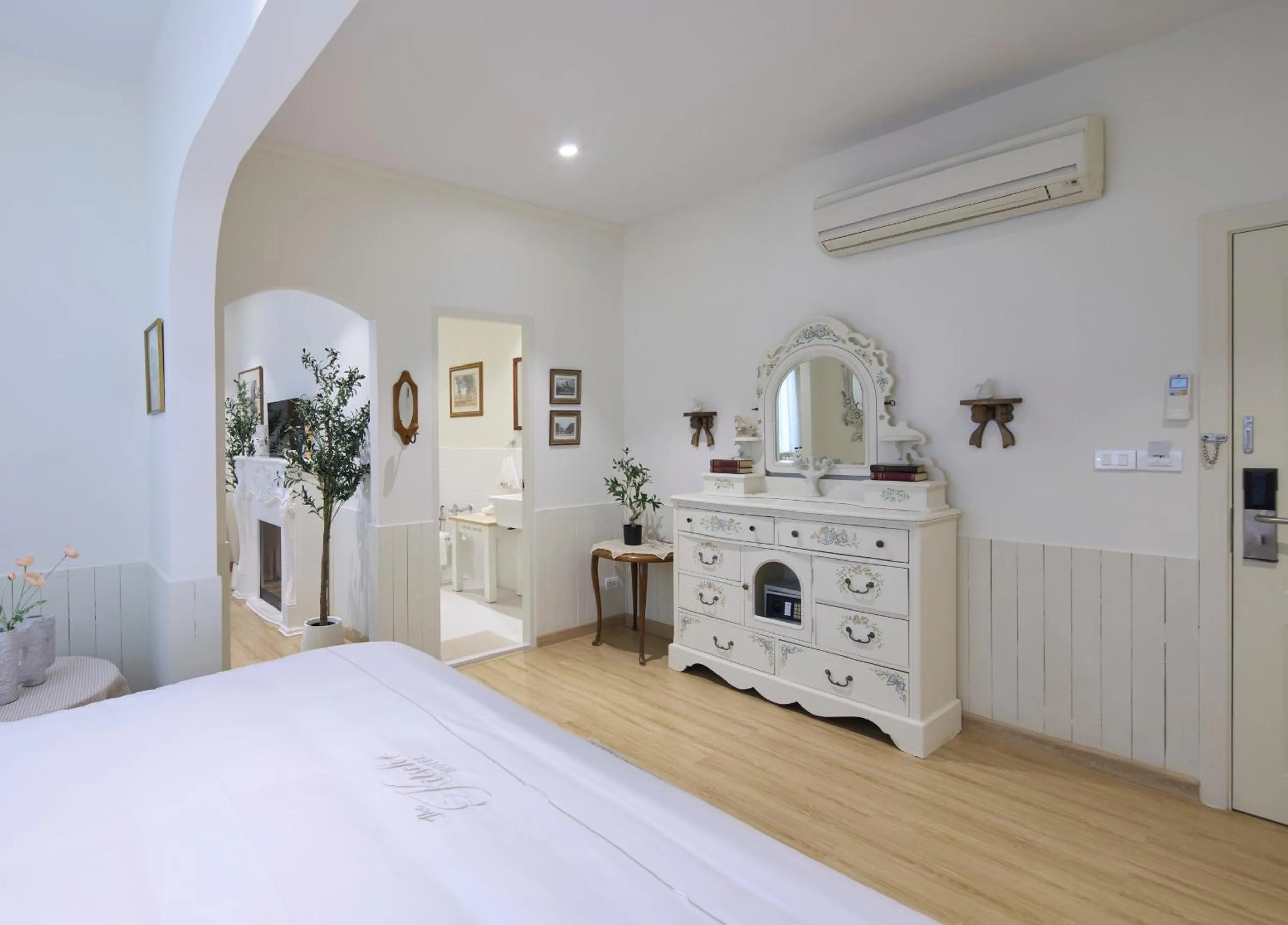 Bed in Kitsch Hotel