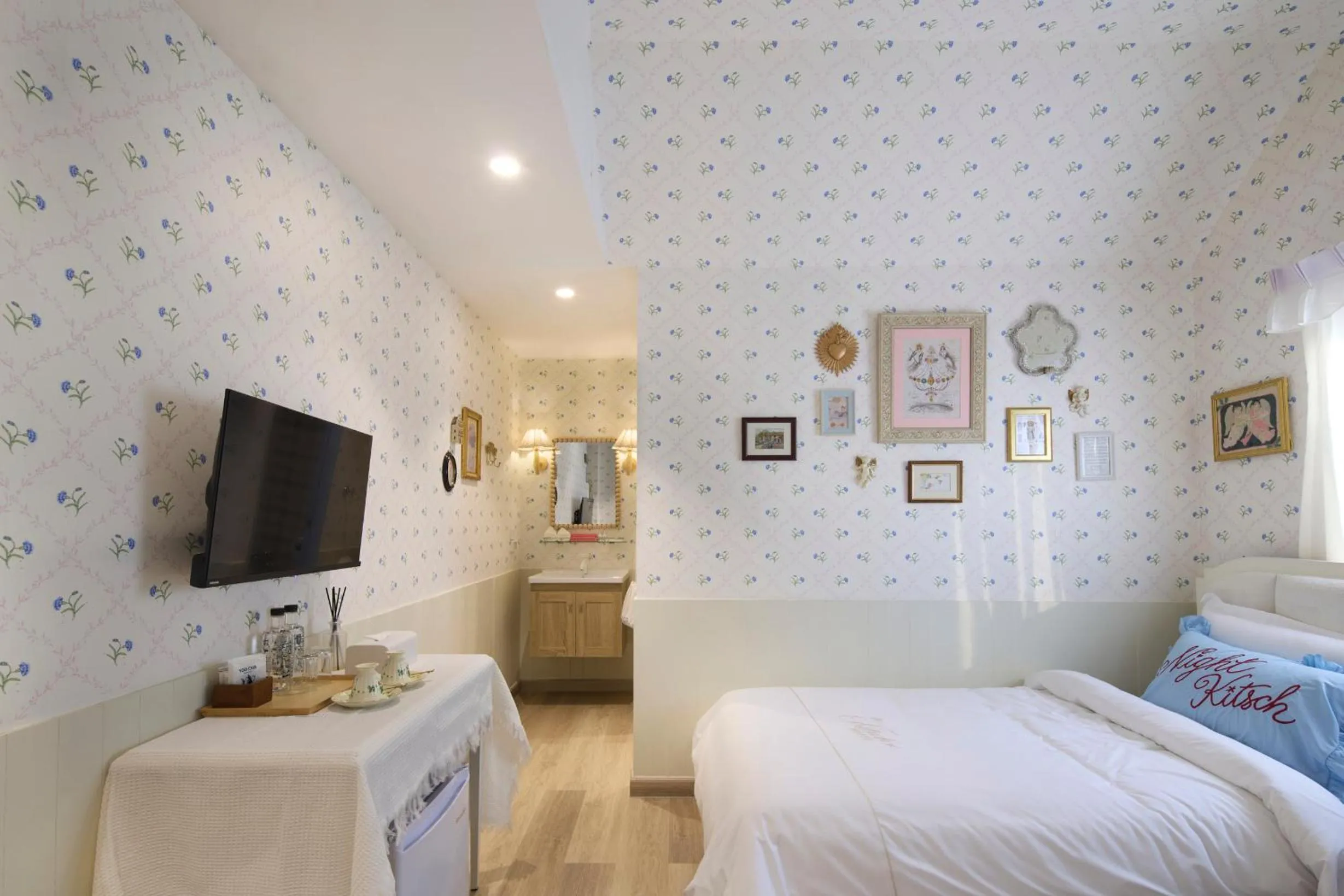Bed in Kitsch Hotel
